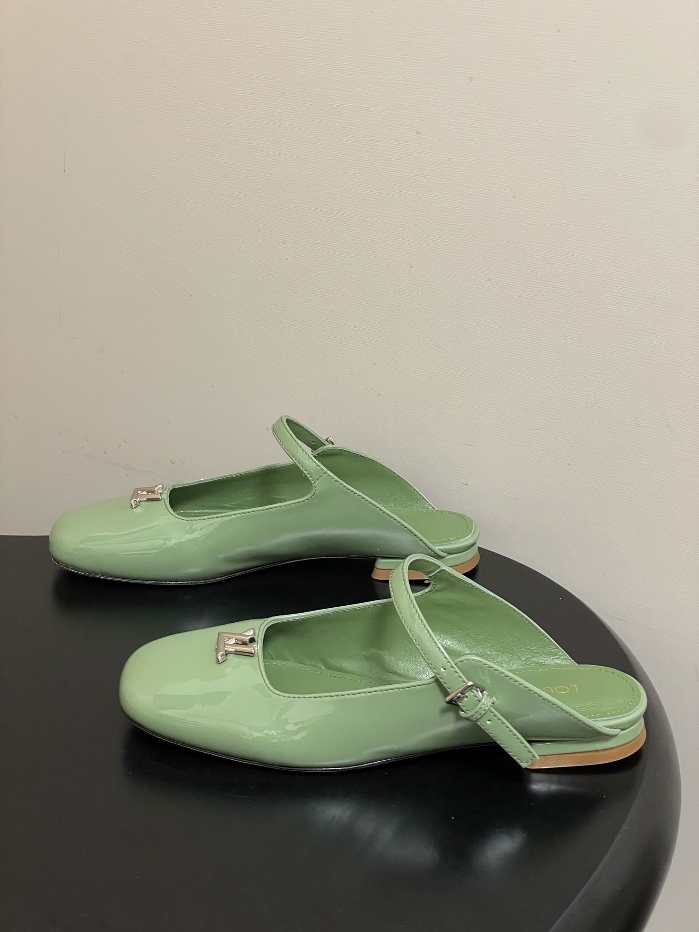 -26ss夏季新款 LOUIS VUITTON 路易威登 Lv 亮面牛皮革扣带包头穆勒鞋平底玛丽珍半拖鞋
