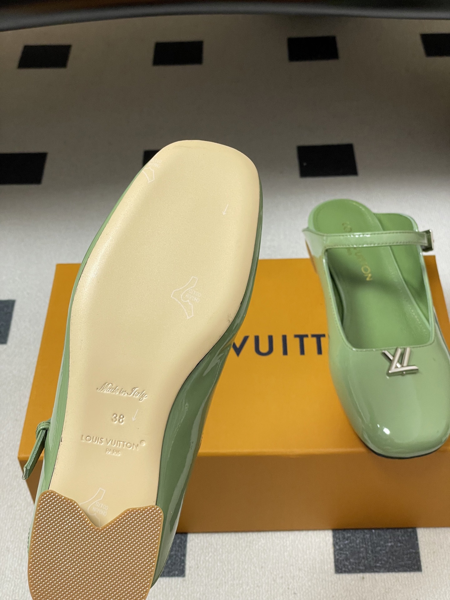 -26ss夏季新款 LOUIS VUITTON 路易威登 Lv 亮面牛皮革扣带包头穆勒鞋平底玛丽珍半拖鞋