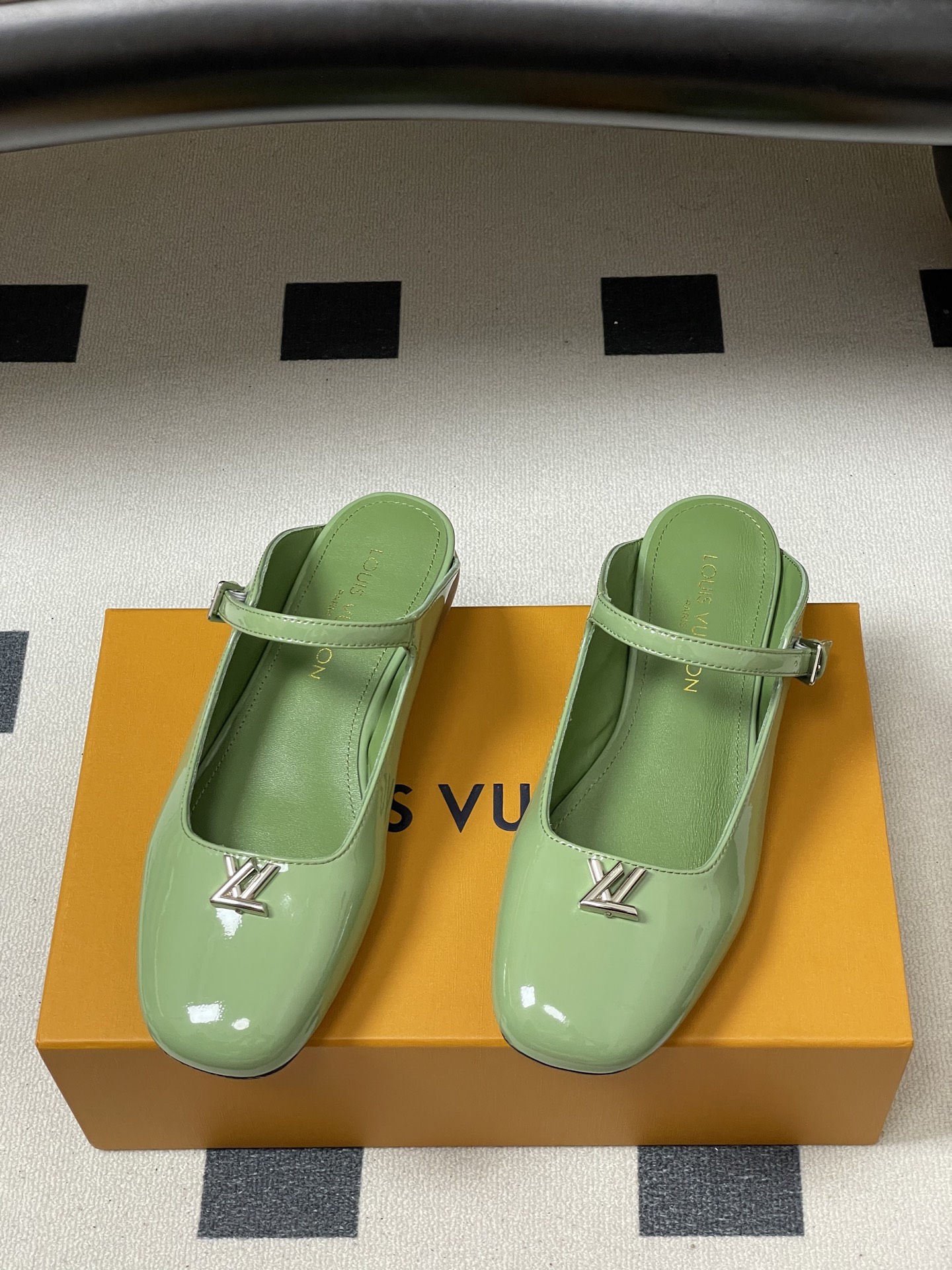-26ss夏季新款 LOUIS VUITTON 路易威登 Lv 亮面牛皮革扣带包头穆勒鞋平底玛丽珍半拖鞋