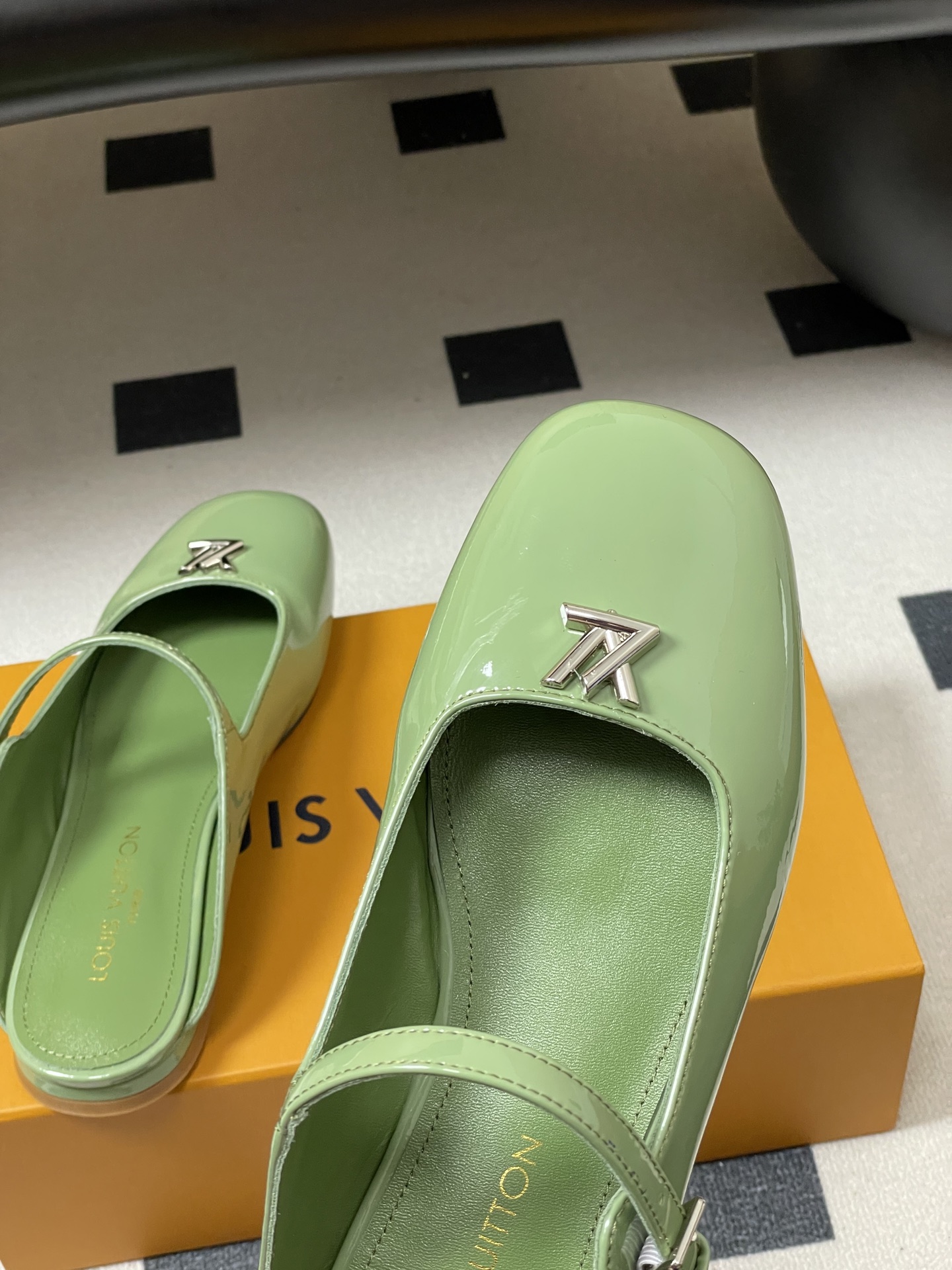 -26ss夏季新款 LOUIS VUITTON 路易威登 Lv 亮面牛皮革扣带包头穆勒鞋平底玛丽珍半拖鞋
