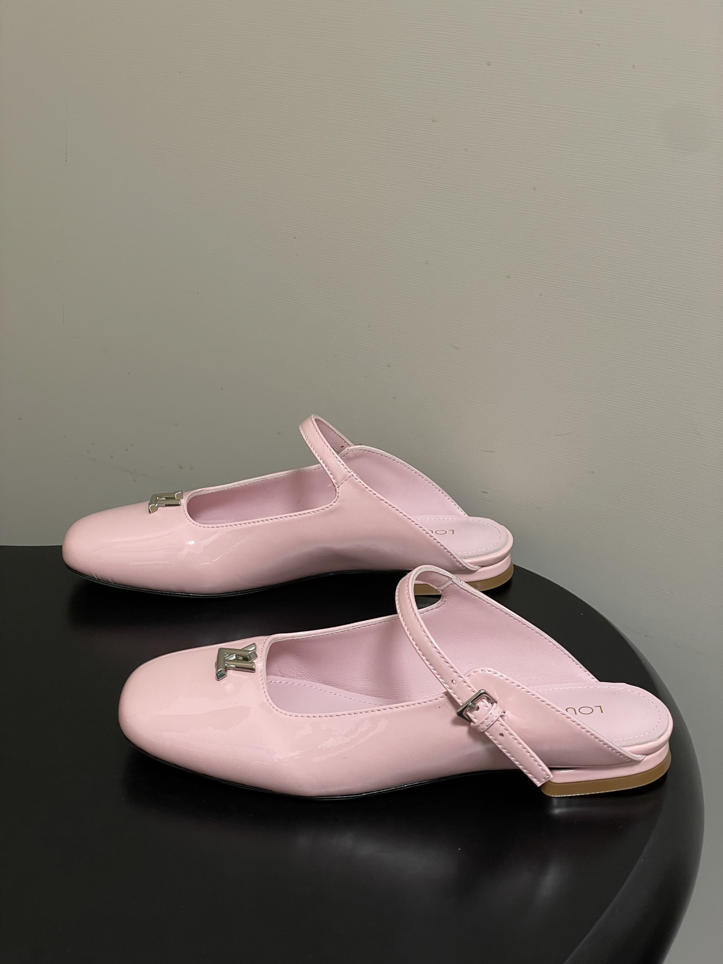 -26ss夏季新款 LOUIS VUITTON 路易威登 Lv 亮面牛皮革扣带包头穆勒鞋平底玛丽珍半拖鞋