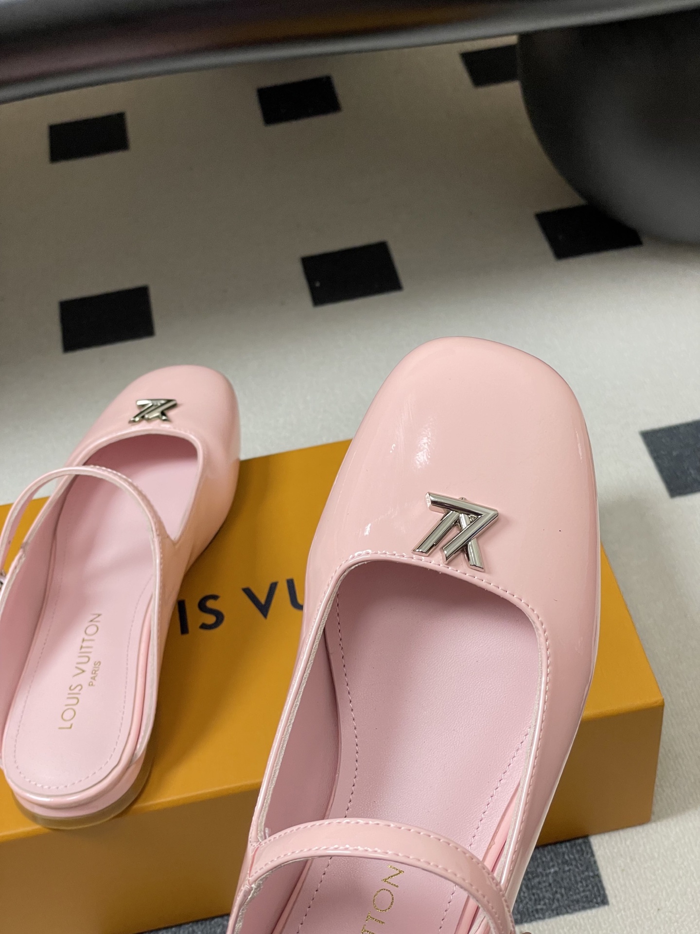 -26ss夏季新款 LOUIS VUITTON 路易威登 Lv 亮面牛皮革扣带包头穆勒鞋平底玛丽珍半拖鞋
