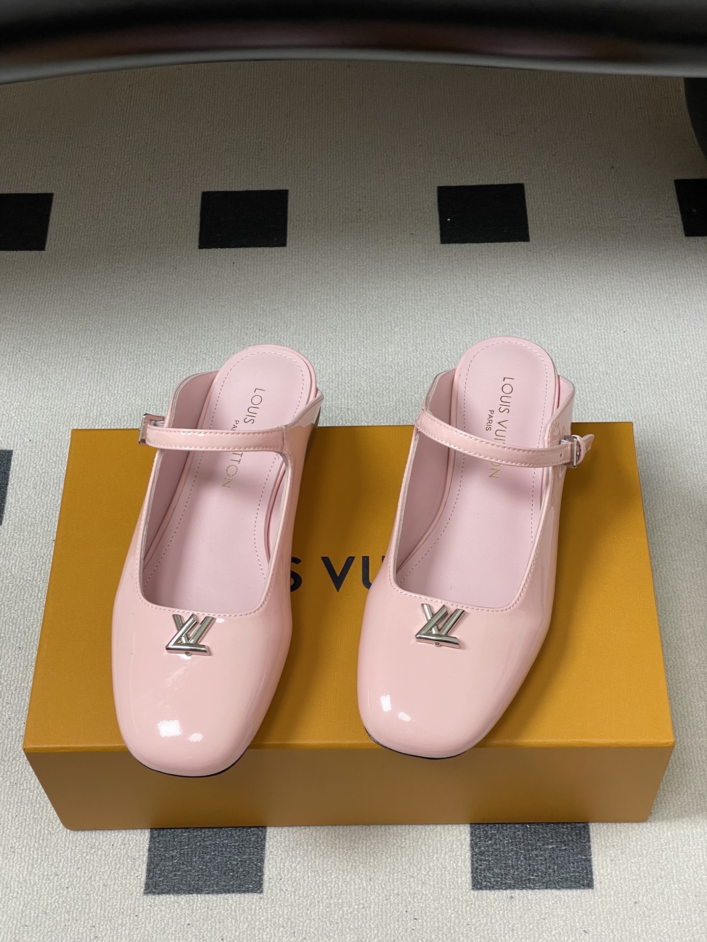 -26ss夏季新款 LOUIS VUITTON 路易威登 Lv 亮面牛皮革扣带包头穆勒鞋平底玛丽珍半拖鞋