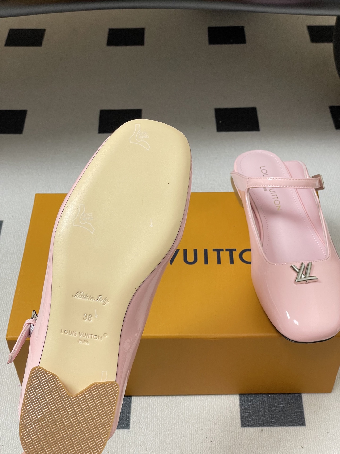 -26ss夏季新款 LOUIS VUITTON 路易威登 Lv 亮面牛皮革扣带包头穆勒鞋平底玛丽珍半拖鞋