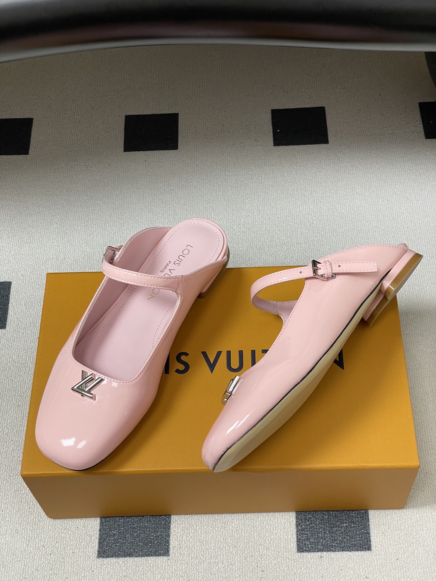 -26ss夏季新款 LOUIS VUITTON 路易威登 Lv 亮面牛皮革扣带包头穆勒鞋平底玛丽珍半拖鞋