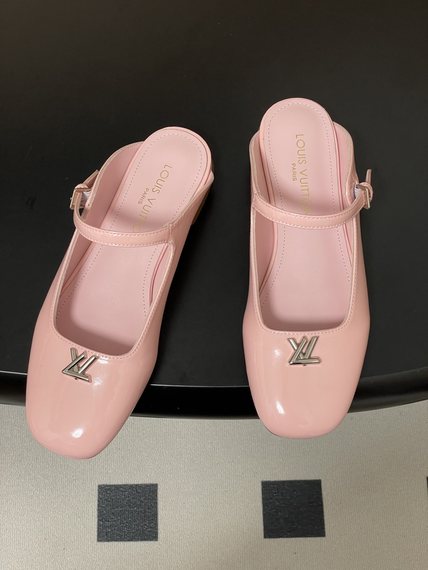 -26ss夏季新款 LOUIS VUITTON 路易威登 Lv 亮面牛皮革扣带包头穆勒鞋平底玛丽珍半拖鞋