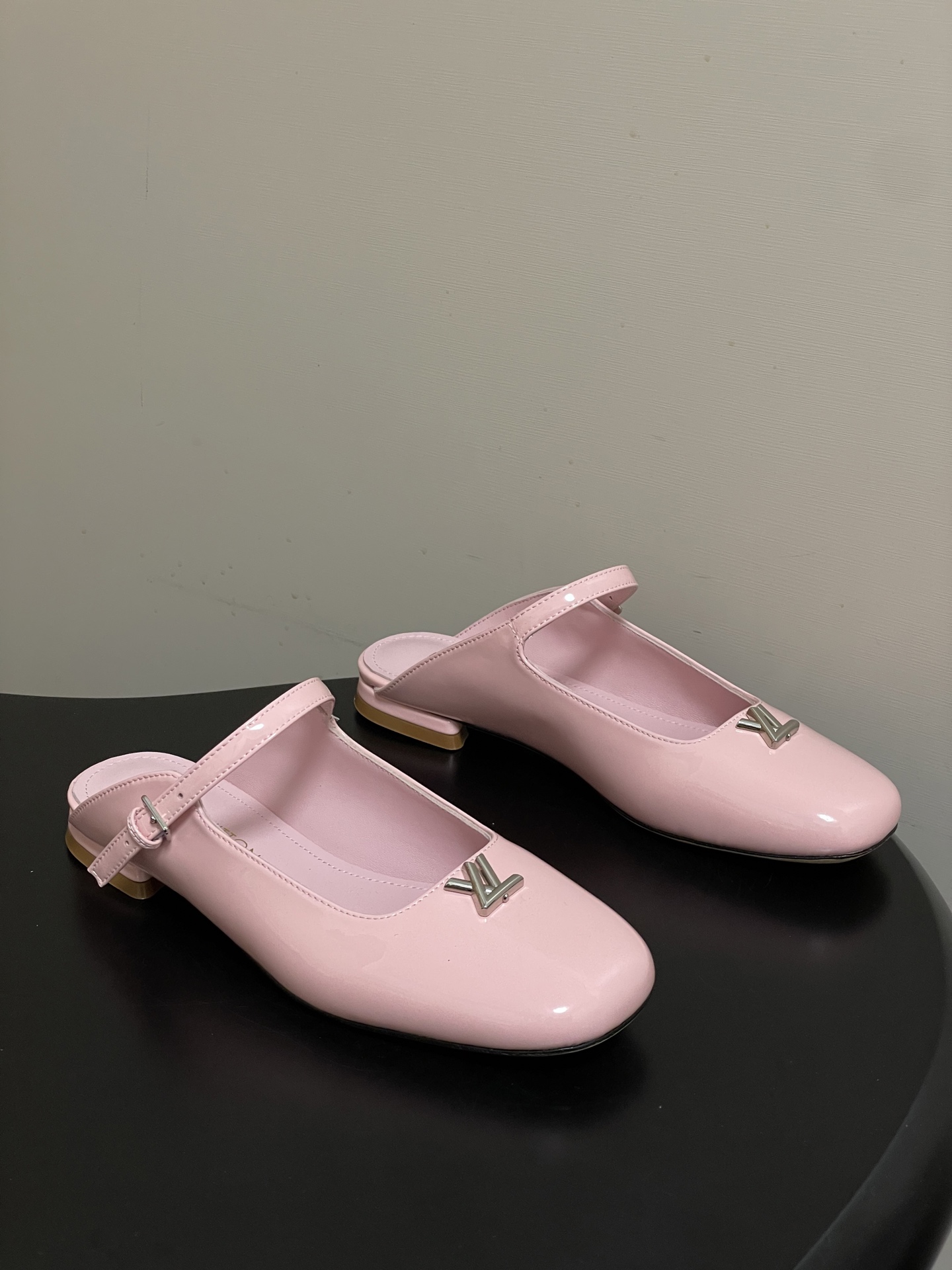 -26ss夏季新款 LOUIS VUITTON 路易威登 Lv 亮面牛皮革扣带包头穆勒鞋平底玛丽珍半拖鞋