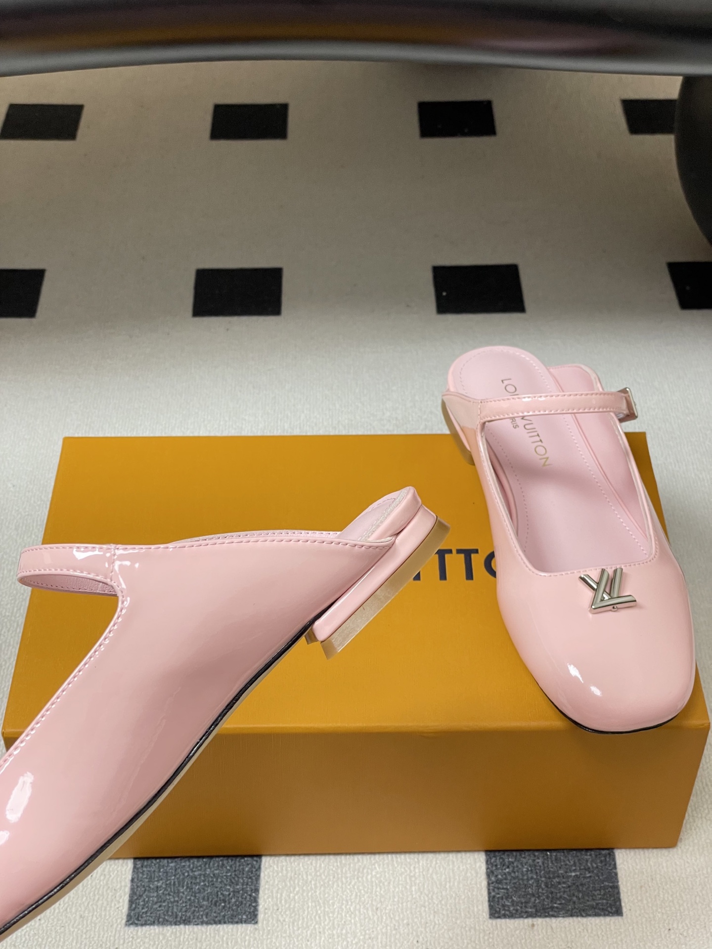 -26ss夏季新款 LOUIS VUITTON 路易威登 Lv 亮面牛皮革扣带包头穆勒鞋平底玛丽珍半拖鞋