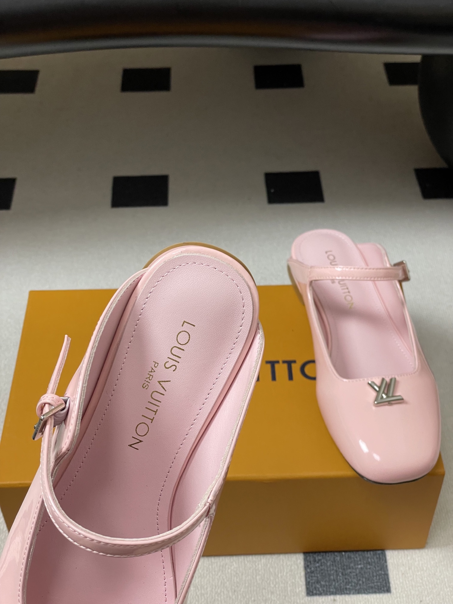-26ss夏季新款 LOUIS VUITTON 路易威登 Lv 亮面牛皮革扣带包头穆勒鞋平底玛丽珍半拖鞋