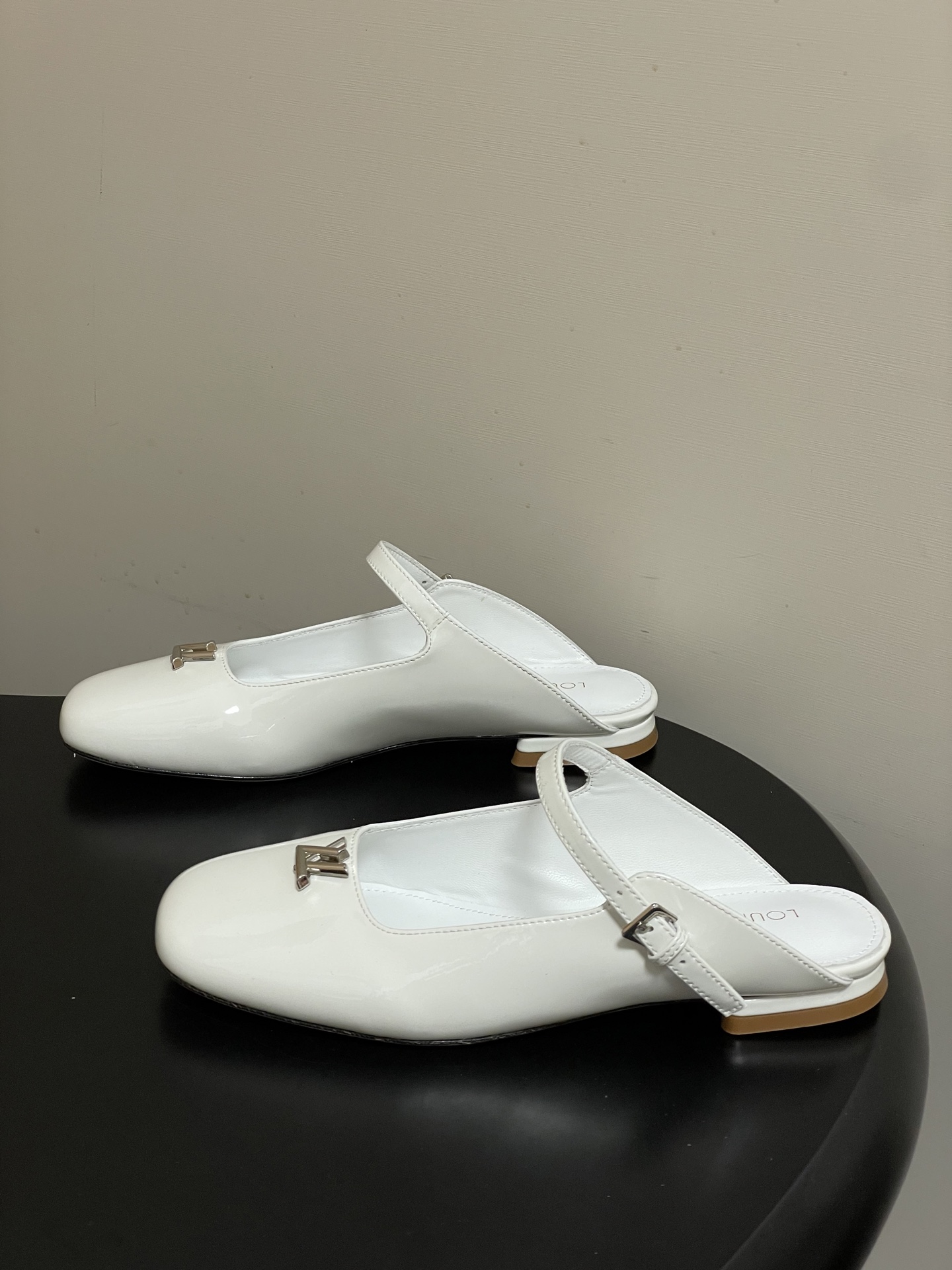 -26ss夏季新款 LOUIS VUITTON 路易威登 Lv 亮面牛皮革扣带包头穆勒鞋平底玛丽珍半拖鞋