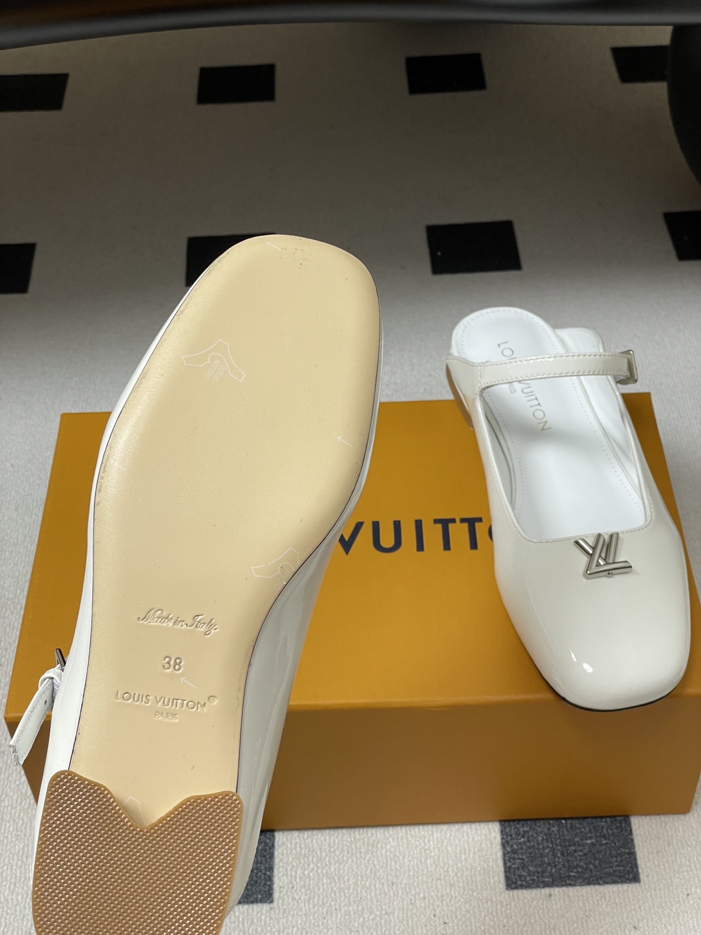 -26ss夏季新款 LOUIS VUITTON 路易威登 Lv 亮面牛皮革扣带包头穆勒鞋平底玛丽珍半拖鞋