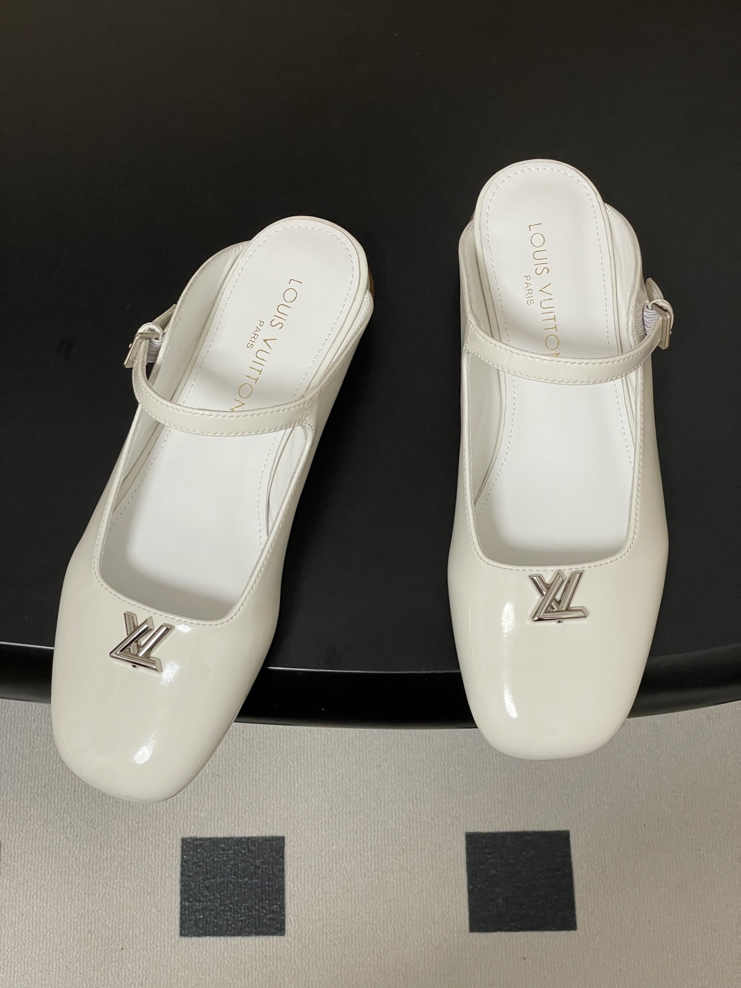 -26ss夏季新款 LOUIS VUITTON 路易威登 Lv 亮面牛皮革扣带包头穆勒鞋平底玛丽珍半拖鞋