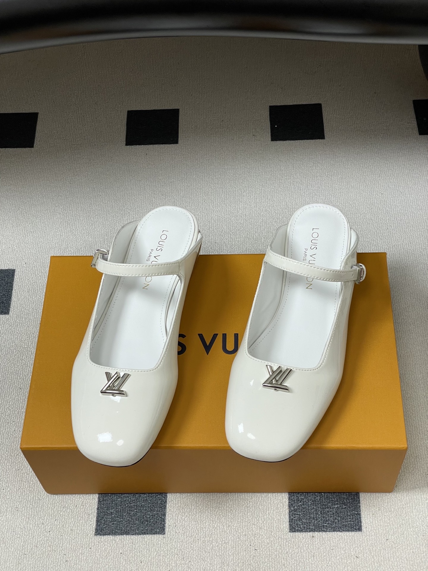 -26ss夏季新款 LOUIS VUITTON 路易威登 Lv 亮面牛皮革扣带包头穆勒鞋平底玛丽珍半拖鞋