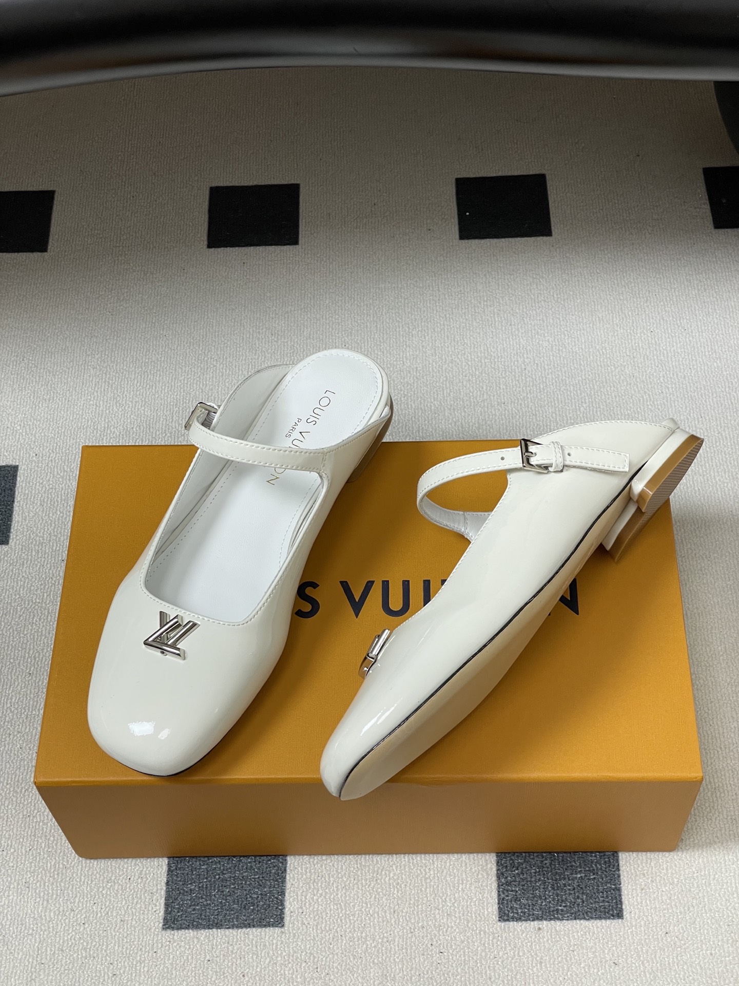 -26ss夏季新款 LOUIS VUITTON 路易威登 Lv 亮面牛皮革扣带包头穆勒鞋平底玛丽珍半拖鞋