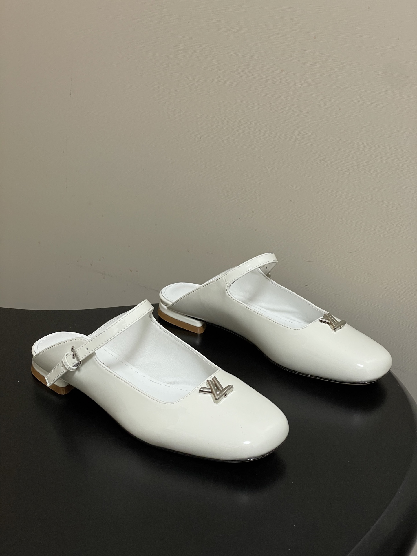 -26ss夏季新款 LOUIS VUITTON 路易威登 Lv 亮面牛皮革扣带包头穆勒鞋平底玛丽珍半拖鞋