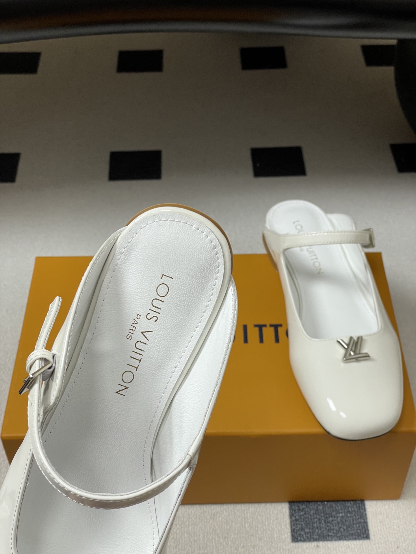 -26ss夏季新款 LOUIS VUITTON 路易威登 Lv 亮面牛皮革扣带包头穆勒鞋平底玛丽珍半拖鞋
