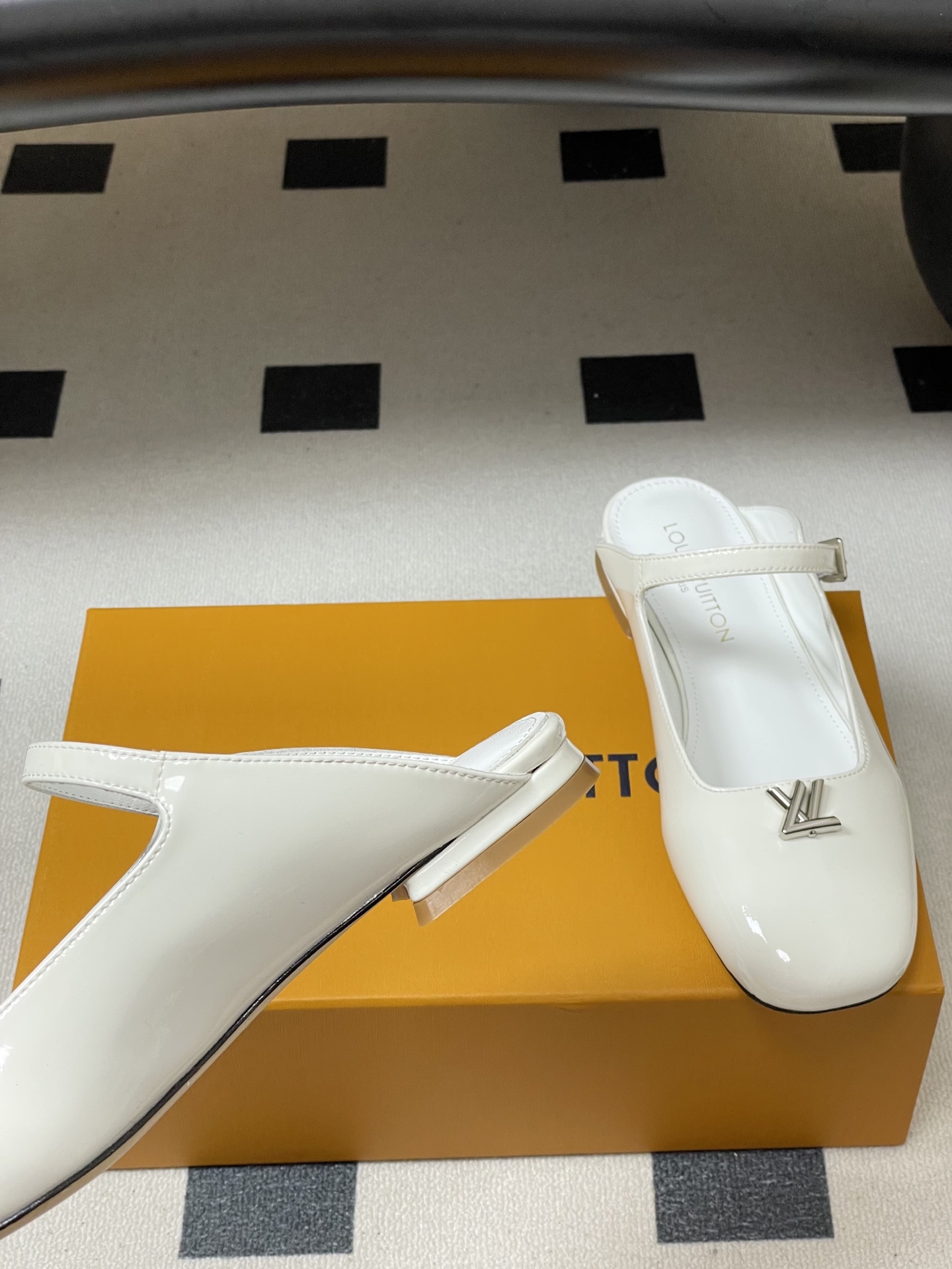 -26ss夏季新款 LOUIS VUITTON 路易威登 Lv 亮面牛皮革扣带包头穆勒鞋平底玛丽珍半拖鞋