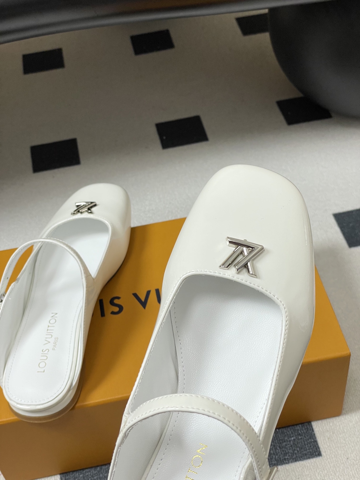 -26ss夏季新款 LOUIS VUITTON 路易威登 Lv 亮面牛皮革扣带包头穆勒鞋平底玛丽珍半拖鞋