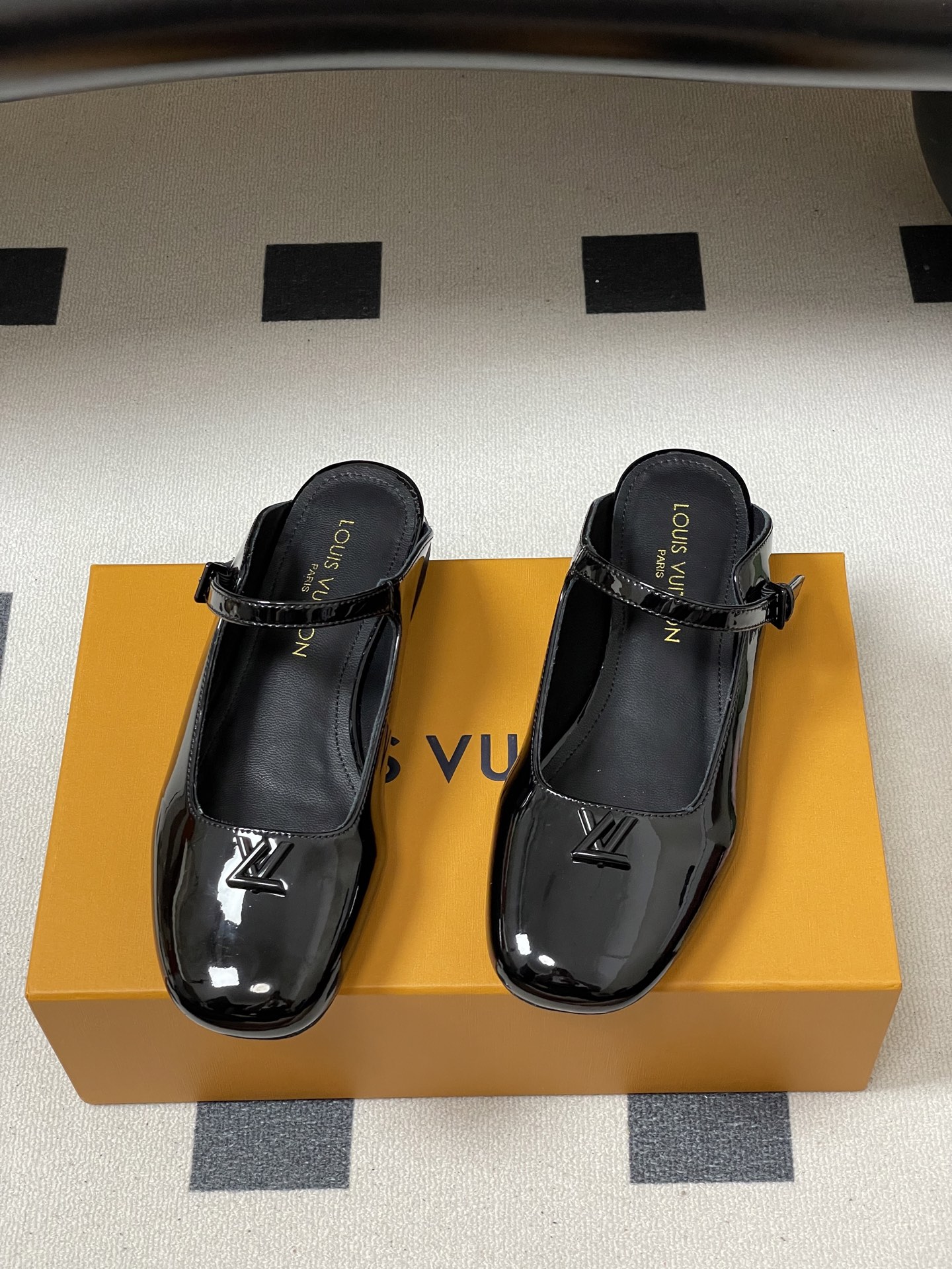 -26ss夏季新款 LOUIS VUITTON 路易威登 Lv 亮面牛皮革扣带包头穆勒鞋平底玛丽珍半拖鞋