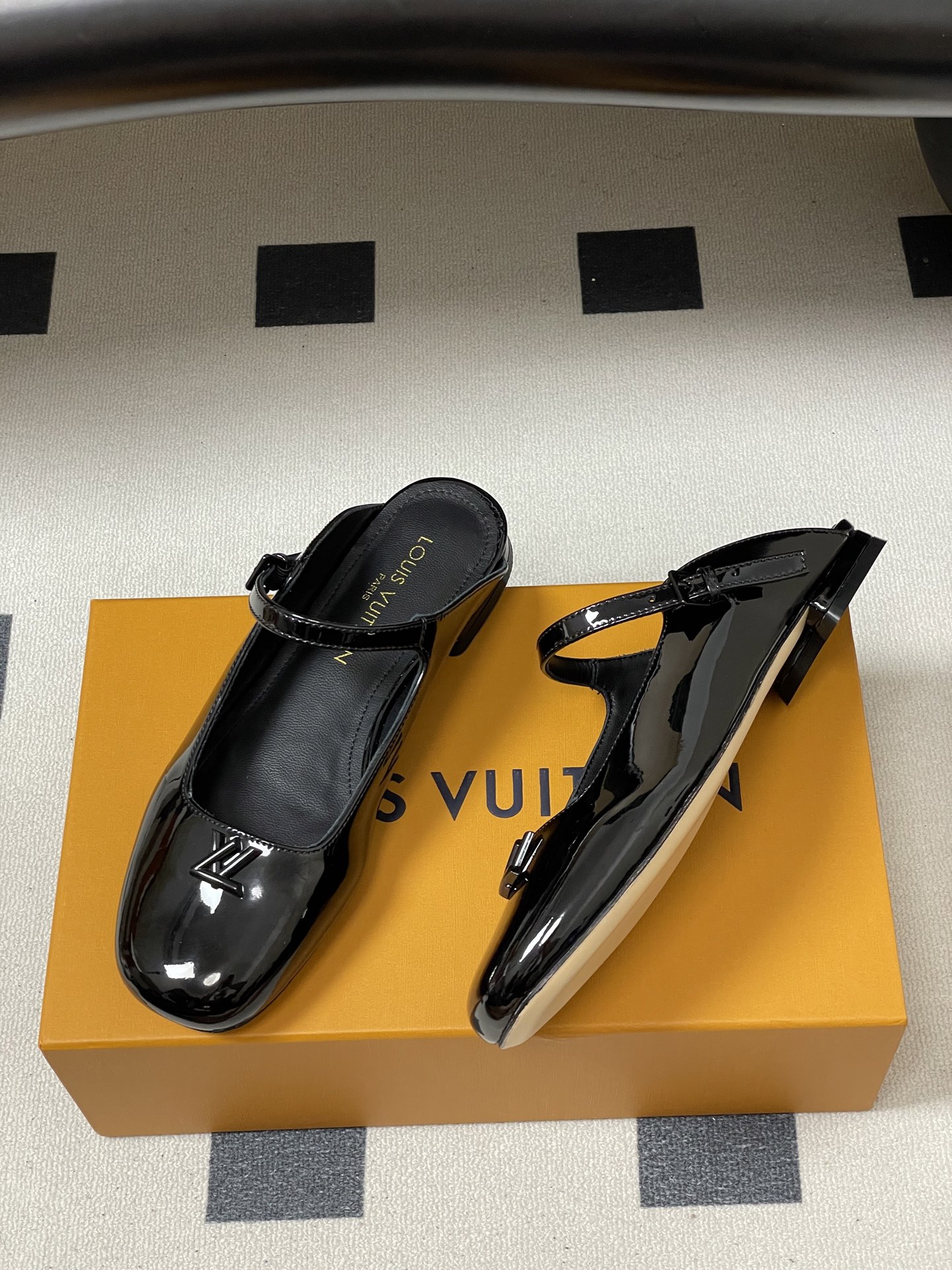 -26ss夏季新款 LOUIS VUITTON 路易威登 Lv 亮面牛皮革扣带包头穆勒鞋平底玛丽珍半拖鞋