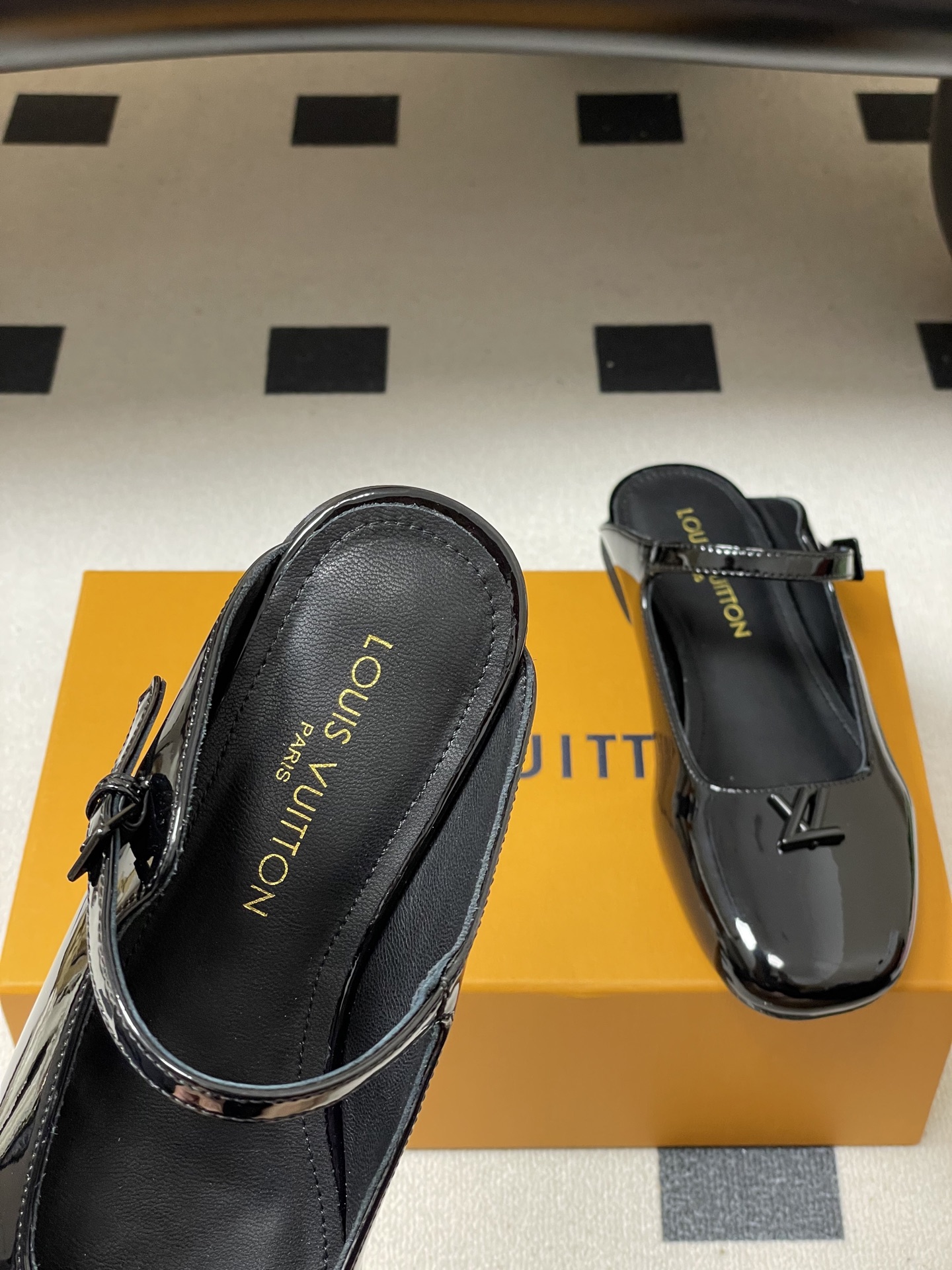 -26ss夏季新款 LOUIS VUITTON 路易威登 Lv 亮面牛皮革扣带包头穆勒鞋平底玛丽珍半拖鞋