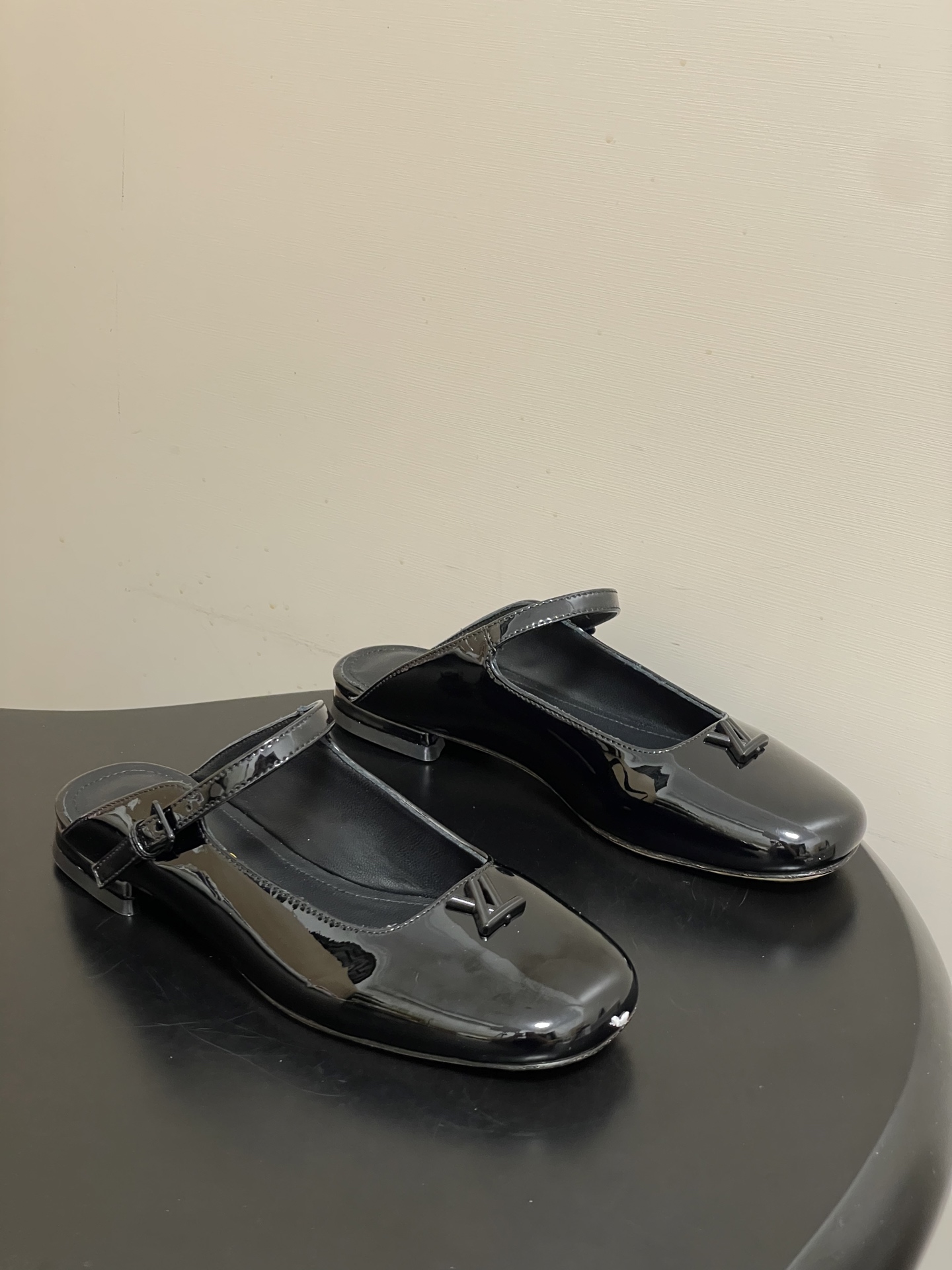 NO:789819,- 26ss new summer model LOUIS VUITTON LV glossy cow leather buckle toe mules flat Mary Jane half slippers are mainly made of cow patent leather material, showing a natural and rustic texture, not only good breathability, but also with a unique texture, giving people a feeling of being close to nature.  The 'LV' metal logo on the toe adds a sense of luxury to the whole and highlights the brand identity; the strap part of the upper may be made of leather, which is combined with the woven part to improve the durability and texture of the shoes. The classic mule shoe style has an open toe design at the heel, making it easy to put on and take off, while showing a simple and fashionable style.  There is a slender strap on the upper that spans the instep and is decorated with a metal buckle. Not only can the tightness be adjusted to suit different foot shapes, but it also adds to the layering and design of the shoe. The upper is cow patent leather, the lining is sheepskin, and the sole is Italian leather outsole. Size 35-41 (40.41 is custom-made and cannot be returned or exchanged), half drag, louis vuitton, louis vuitton, louis vuitton, mary  jane,slippers,cowhide,sheepskin,leather soles19860909- 26ss夏季新款 LOUIS VUITTON 路易威登 Lv 亮面牛皮革扣带包头穆勒鞋平底玛丽珍半拖鞋 主要采用牛漆皮材质打造,呈现出自然质朴的质感,不仅透气性佳,还带有独特的纹理,给人一种亲近自然的感觉. 鞋头的“LV”金属标识为整体增添了奢华感,彰显品牌身份；鞋面的搭带部分材质可能为皮质,与编织部分相结合,提升了鞋子的耐用性和质感. 经典的穆勒鞋款式,后跟处为露趾设计,穿脱方便,同时展现出简约时尚的风格. 鞋面上有一条细长的搭带,横跨脚背,并配有金属扣装饰,不仅可以调节松紧以适应不同的脚型,还增加了鞋子的层次感和设计感. 鞋面牛漆皮 内里垫脚羊皮 鞋底意大利真皮大底 码数35-41（40.41定做不退换）,半拖,louis vuitton,louis vuitton,louis vuitton,mary jane,slippers,cowhide,sheepskin,Leather soles,Women's Shoes