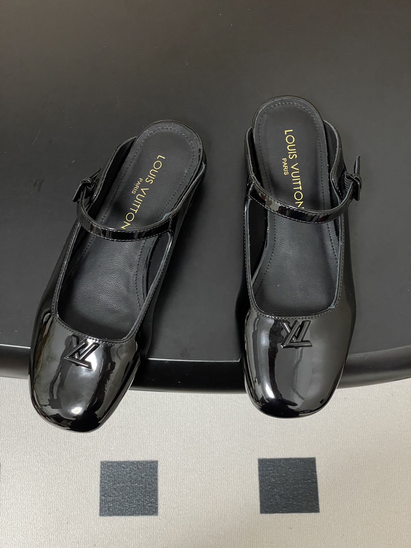 -26ss夏季新款 LOUIS VUITTON 路易威登 Lv 亮面牛皮革扣带包头穆勒鞋平底玛丽珍半拖鞋
