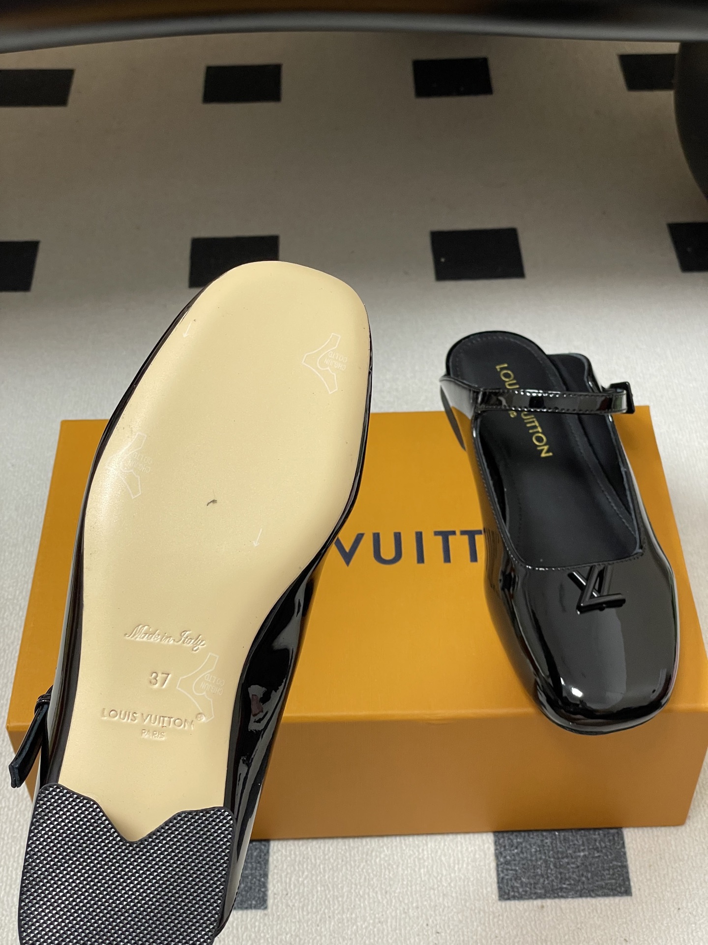 -26ss夏季新款 LOUIS VUITTON 路易威登 Lv 亮面牛皮革扣带包头穆勒鞋平底玛丽珍半拖鞋