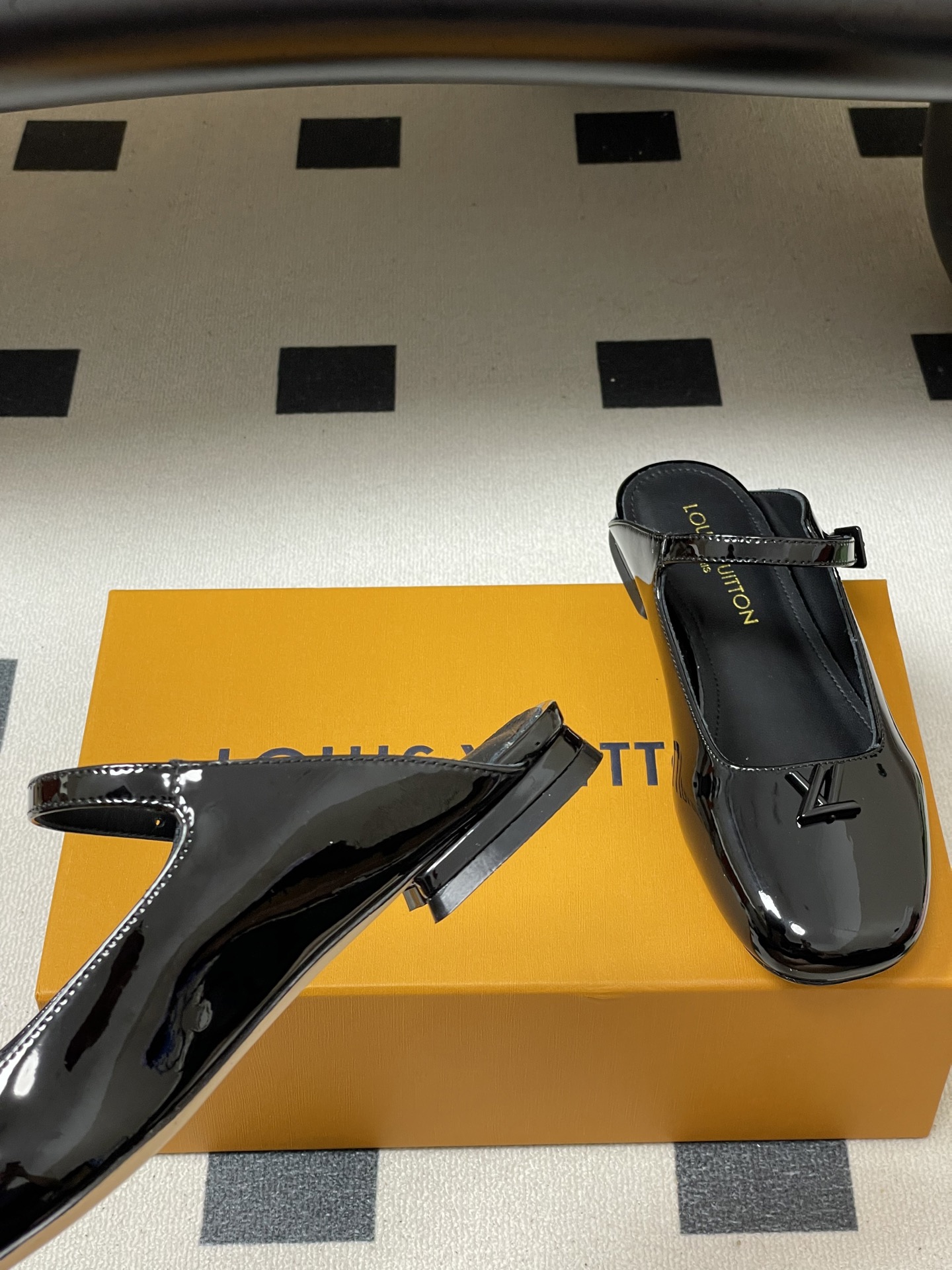 -26ss夏季新款 LOUIS VUITTON 路易威登 Lv 亮面牛皮革扣带包头穆勒鞋平底玛丽珍半拖鞋