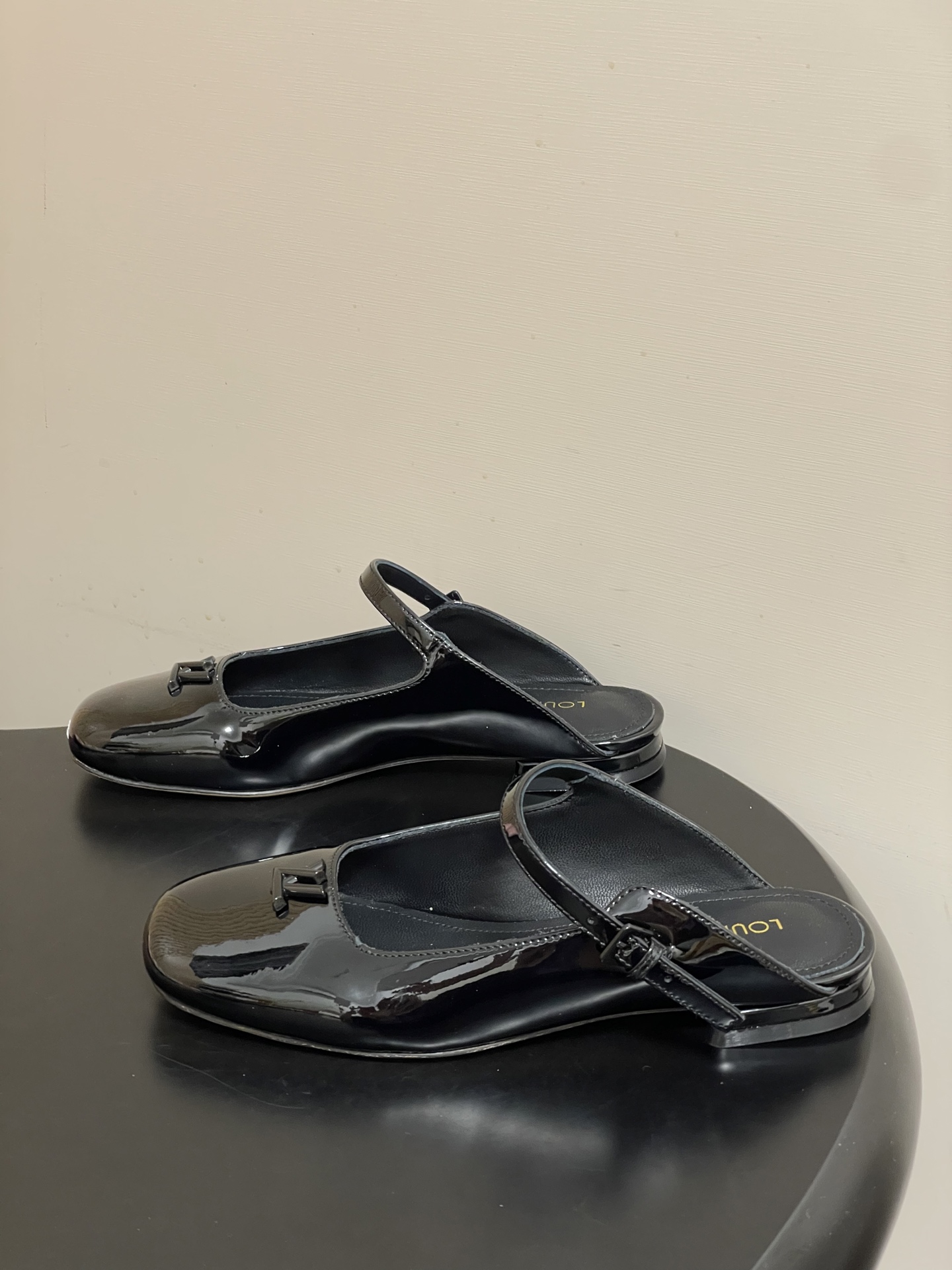 -26ss夏季新款 LOUIS VUITTON 路易威登 Lv 亮面牛皮革扣带包头穆勒鞋平底玛丽珍半拖鞋