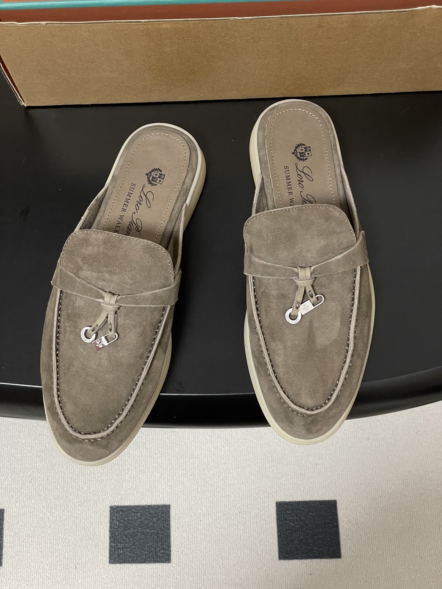 -莞产（陪高档飞机盒✈️）Loro Piana 诺悠翩雅 LP 经典款 Babouche Charms 