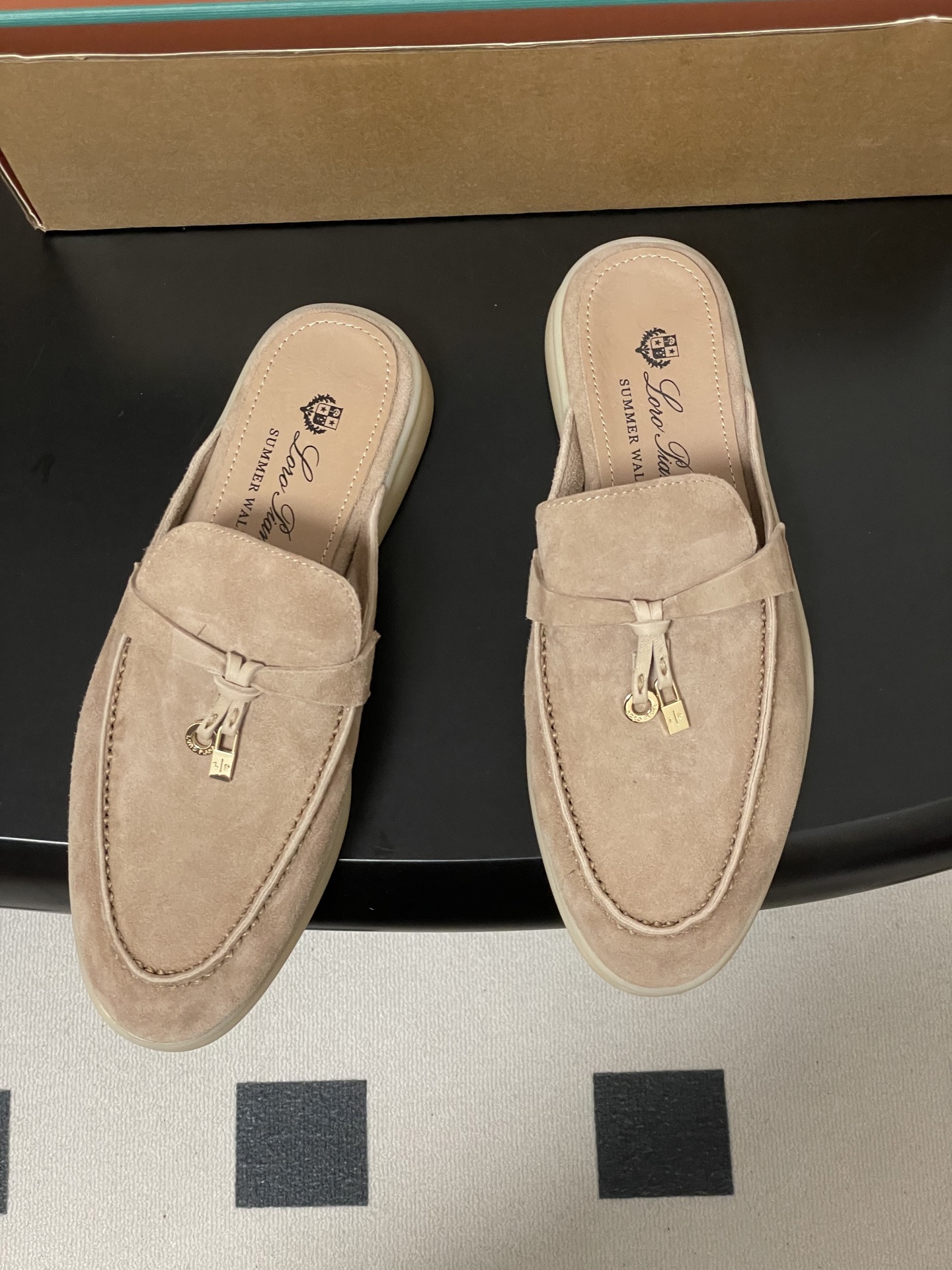 -莞产（陪高档飞机盒✈️）Loro Piana 诺悠翩雅 LP 经典款 Babouche Charms 