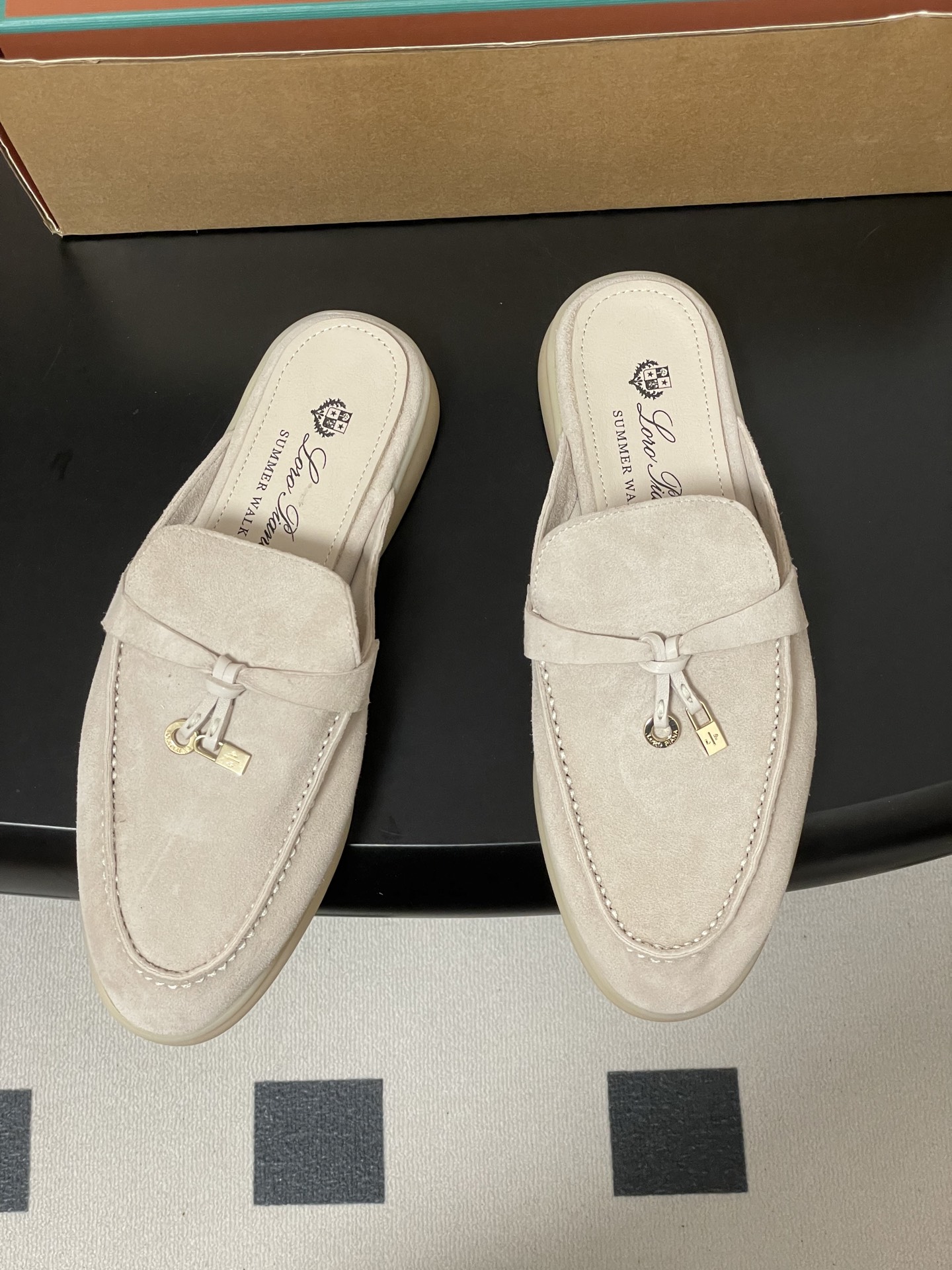 -莞产（陪高档飞机盒✈️）Loro Piana 诺悠翩雅 LP 经典款 Babouche Charms 