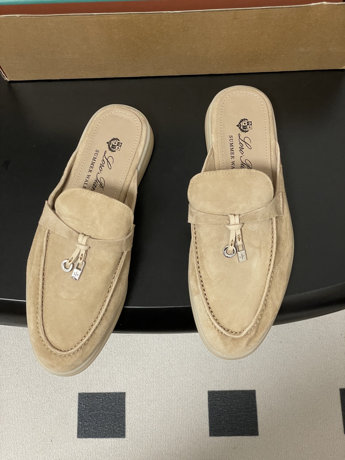 -莞产（陪高档飞机盒✈️）Loro Piana 诺悠翩雅 LP 经典款 Babouche Charms 