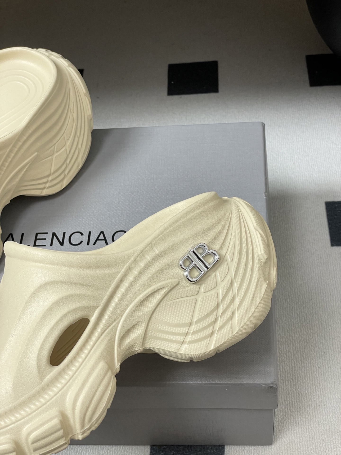 -26s春夏新款Balenciaga巴黎世家 恨天高 坡跟厚底沙滩拖鞋经典BB字母扣一字拖鞋休闲沙滩厚底
