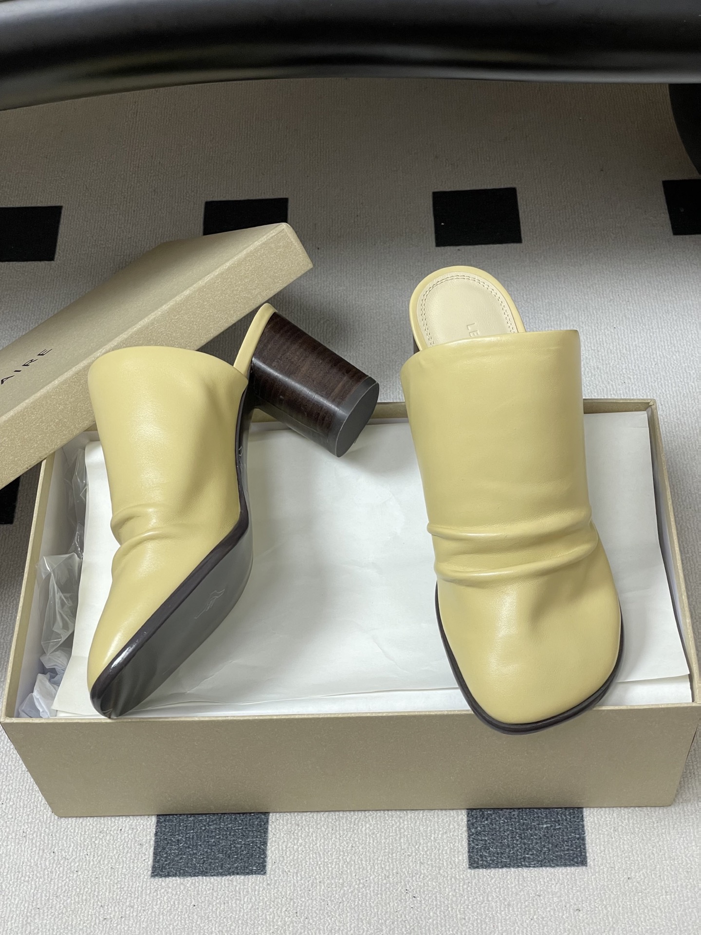 -Lemaire 2026ss春夏新款 绝美粗跟穆勒鞋复古高跟包头露跟凉拖鞋方头设计，自带一种慵懒的高级