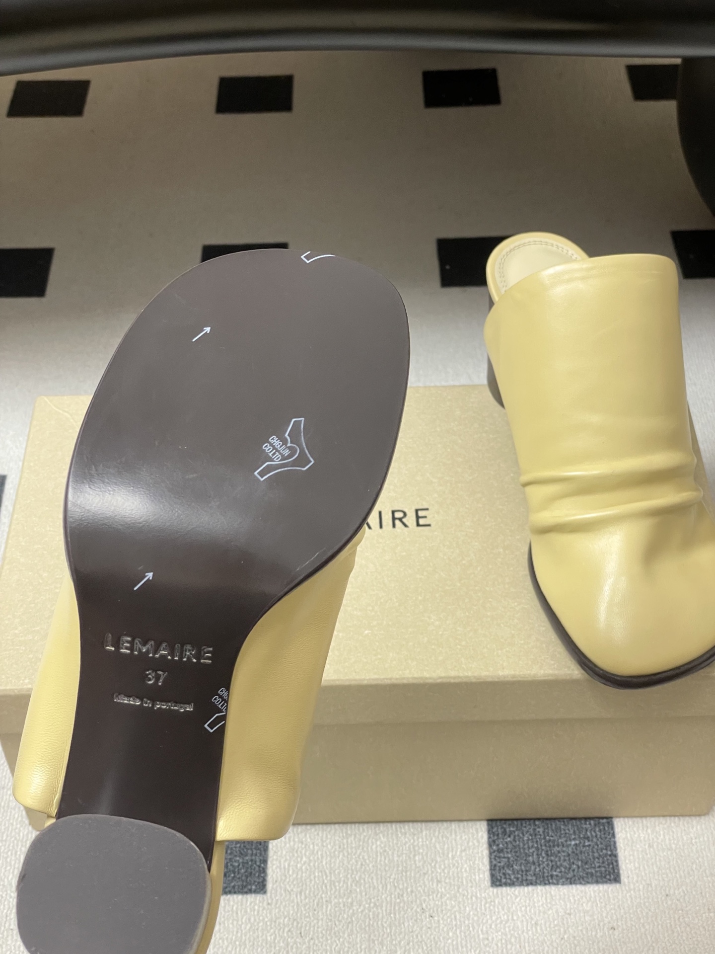 -Lemaire 2026ss春夏新款 绝美粗跟穆勒鞋复古高跟包头露跟凉拖鞋方头设计，自带一种慵懒的高级