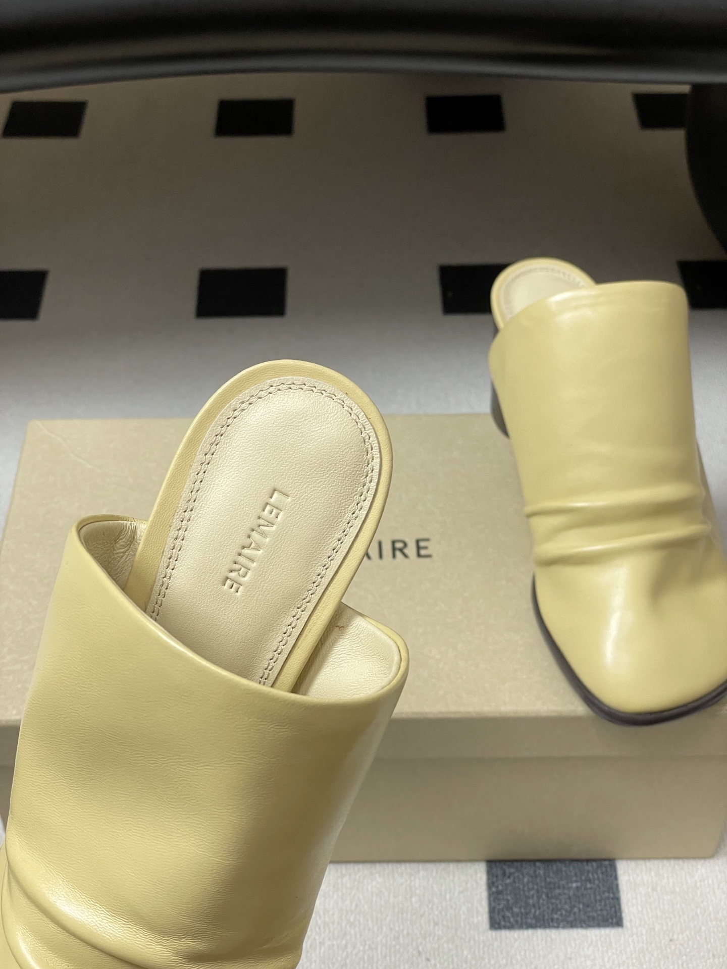 -Lemaire 2026ss春夏新款 绝美粗跟穆勒鞋复古高跟包头露跟凉拖鞋方头设计，自带一种慵懒的高级