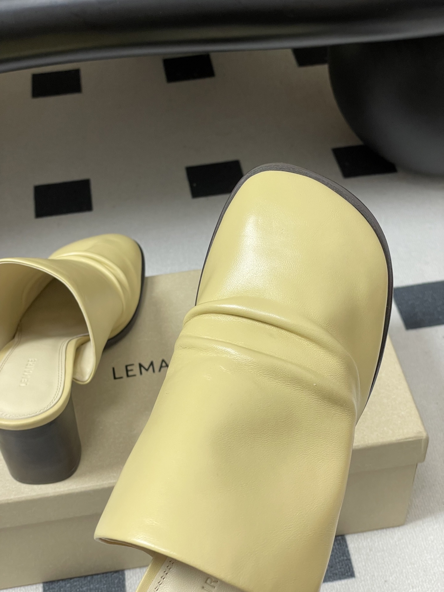 -Lemaire 2026ss春夏新款 绝美粗跟穆勒鞋复古高跟包头露跟凉拖鞋方头设计，自带一种慵懒的高级