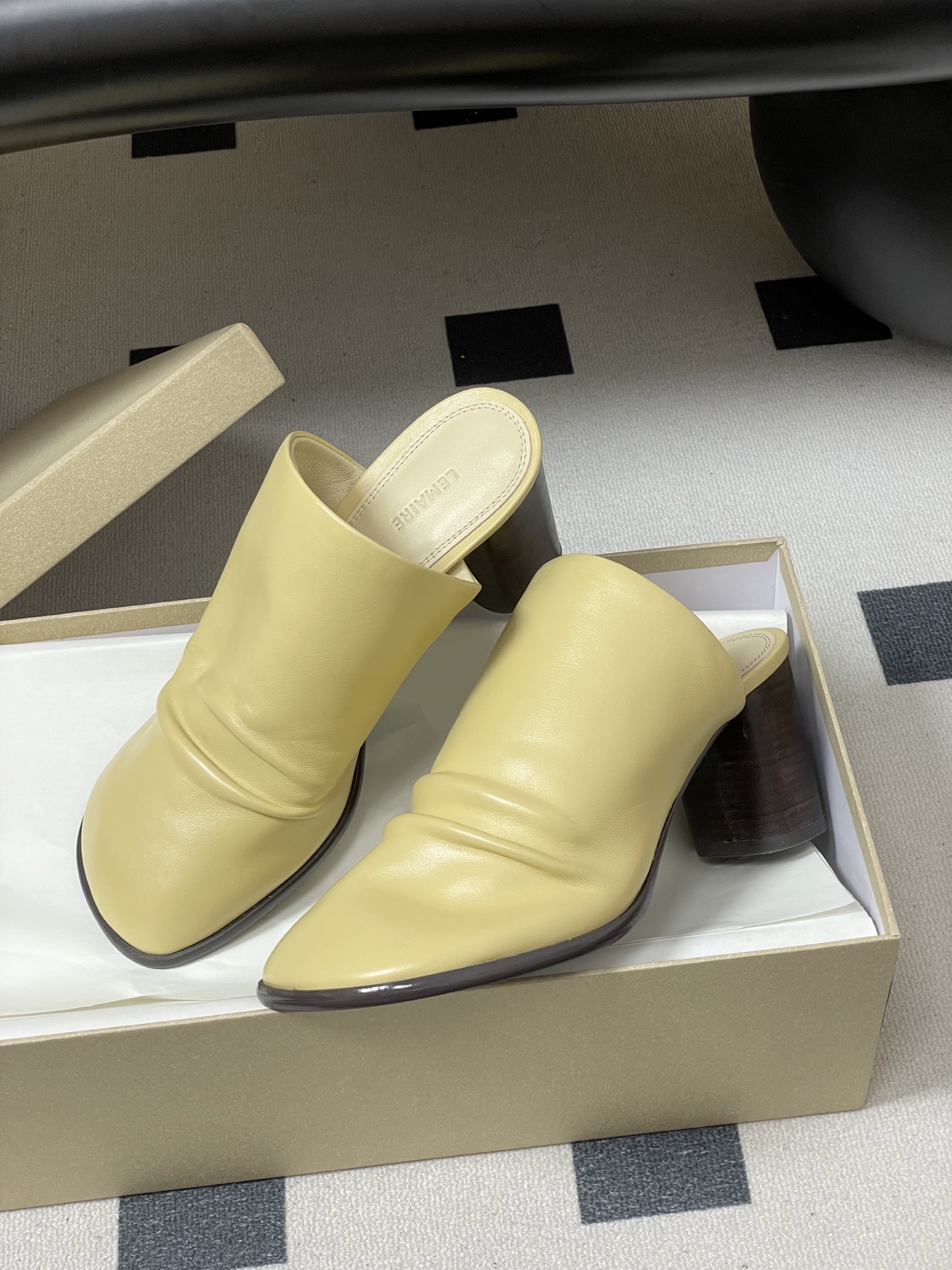 -Lemaire 2026ss春夏新款 绝美粗跟穆勒鞋复古高跟包头露跟凉拖鞋方头设计，自带一种慵懒的高级