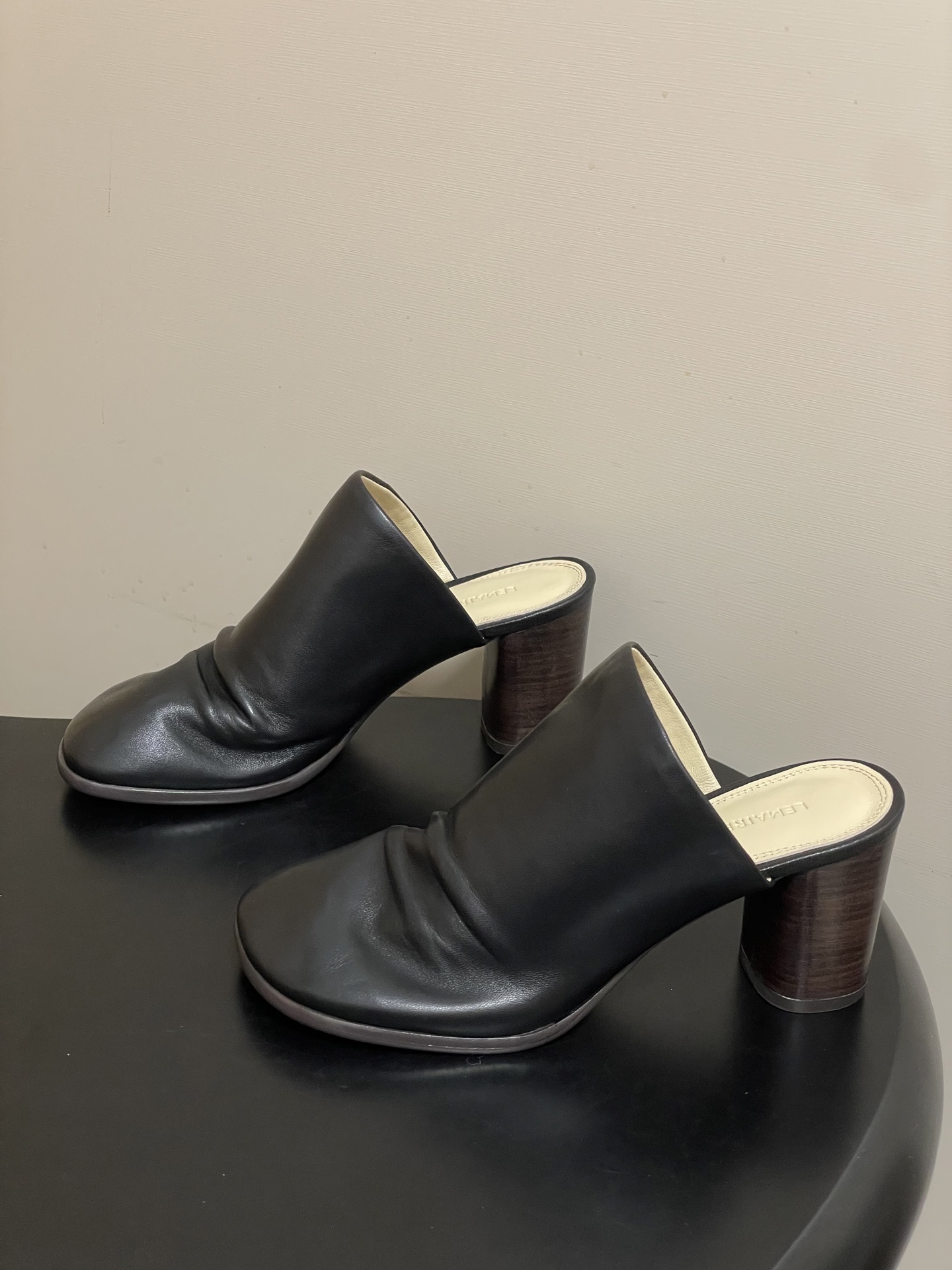 -Lemaire 2026ss春夏新款 绝美粗跟穆勒鞋复古高跟包头露跟凉拖鞋方头设计，自带一种慵懒的高级