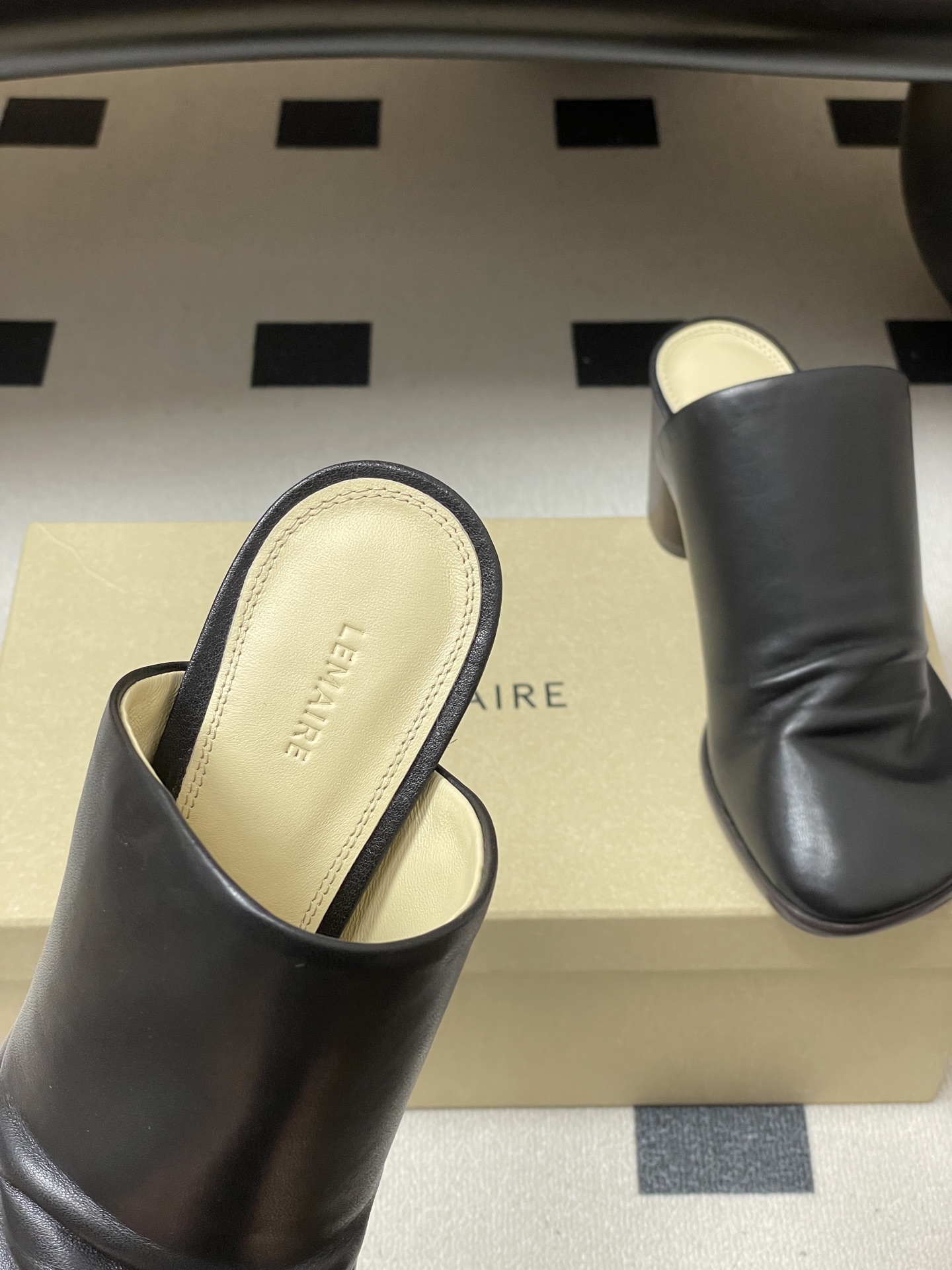 -Lemaire 2026ss春夏新款 绝美粗跟穆勒鞋复古高跟包头露跟凉拖鞋方头设计，自带一种慵懒的高级