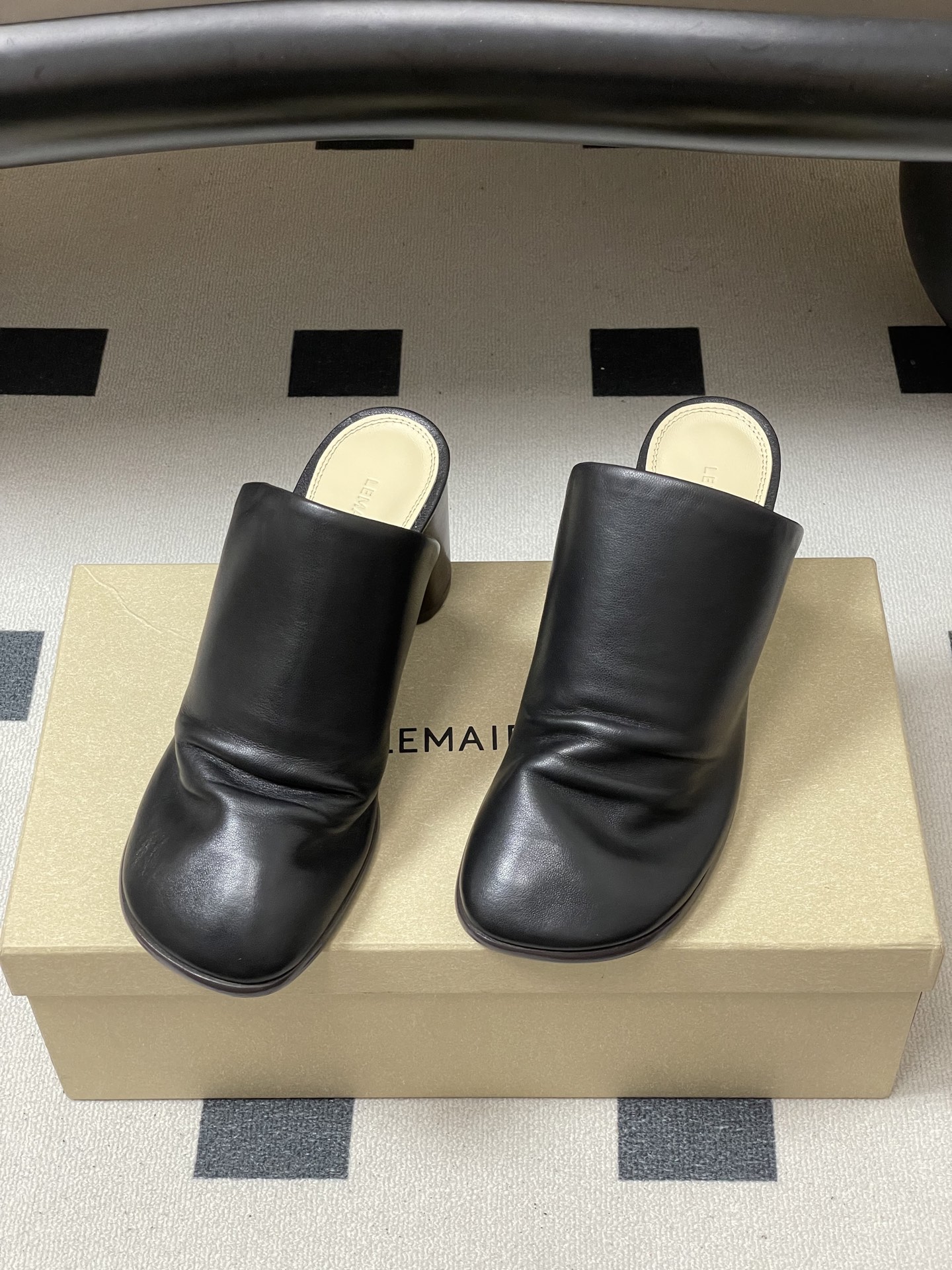 -Lemaire 2026ss春夏新款 绝美粗跟穆勒鞋复古高跟包头露跟凉拖鞋方头设计，自带一种慵懒的高级