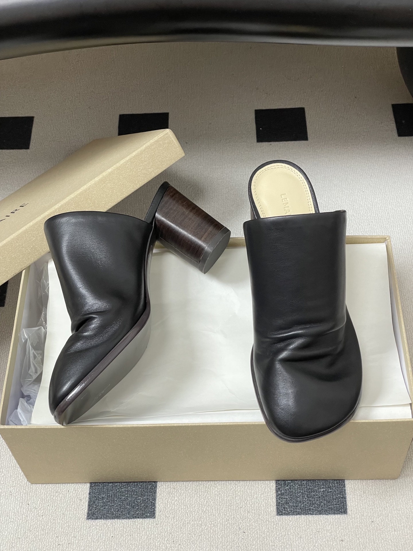 -Lemaire 2026ss春夏新款 绝美粗跟穆勒鞋复古高跟包头露跟凉拖鞋方头设计，自带一种慵懒的高级