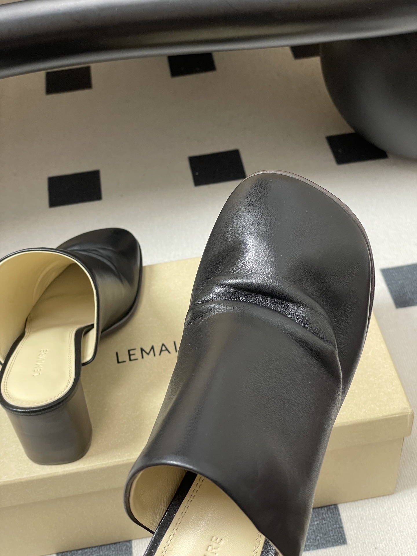 -Lemaire 2026ss春夏新款 绝美粗跟穆勒鞋复古高跟包头露跟凉拖鞋方头设计，自带一种慵懒的高级