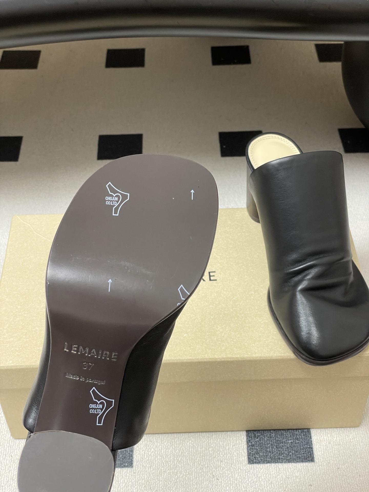 -Lemaire 2026ss春夏新款 绝美粗跟穆勒鞋复古高跟包头露跟凉拖鞋方头设计，自带一种慵懒的高级