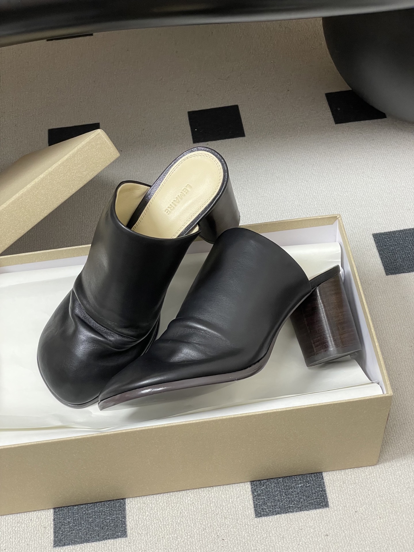 -Lemaire 2026ss春夏新款 绝美粗跟穆勒鞋复古高跟包头露跟凉拖鞋方头设计，自带一种慵懒的高级