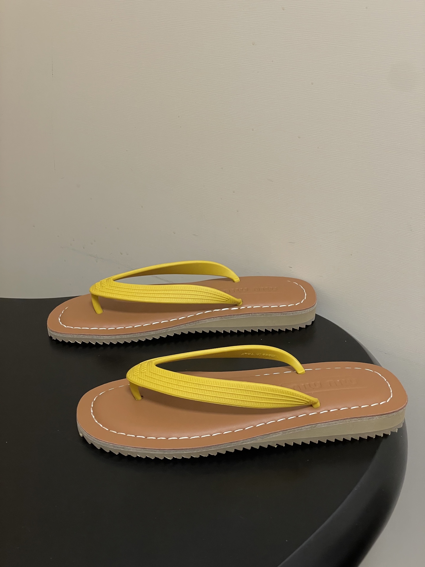 -26Ss春夏新款MIUMIU缪缪 复古风夹趾人字拖鞋厚底休闲沙滩夹脚凉拖鞋妥妥的度假风来袭 ！miu里