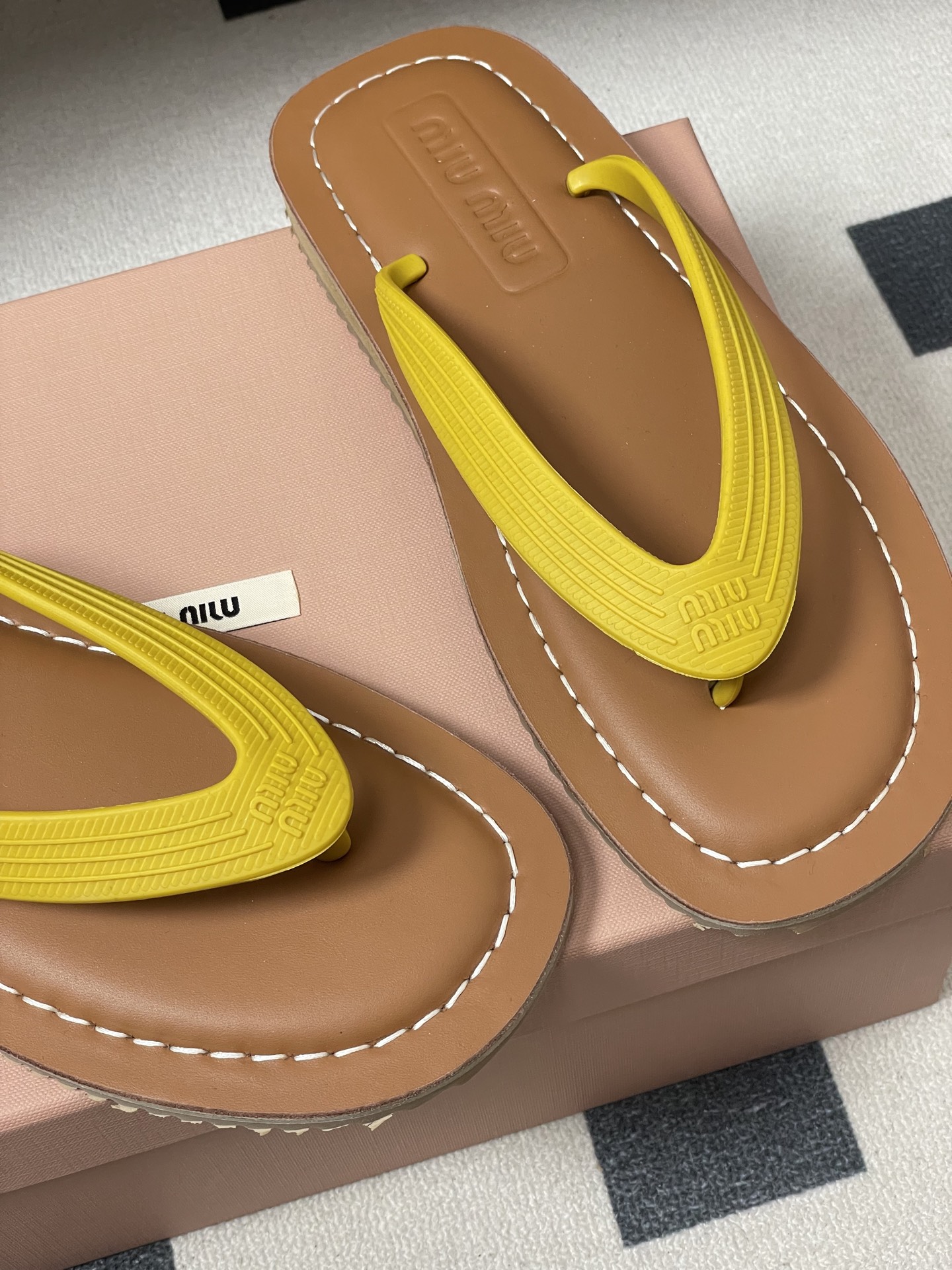 -26Ss春夏新款MIUMIU缪缪 复古风夹趾人字拖鞋厚底休闲沙滩夹脚凉拖鞋妥妥的度假风来袭 ！miu里