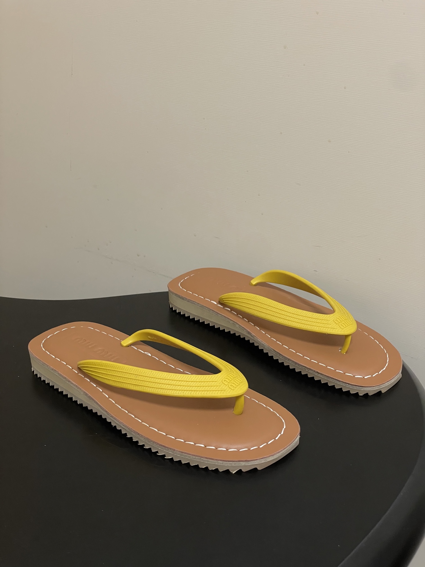 -26Ss春夏新款MIUMIU缪缪 复古风夹趾人字拖鞋厚底休闲沙滩夹脚凉拖鞋妥妥的度假风来袭 ！miu里